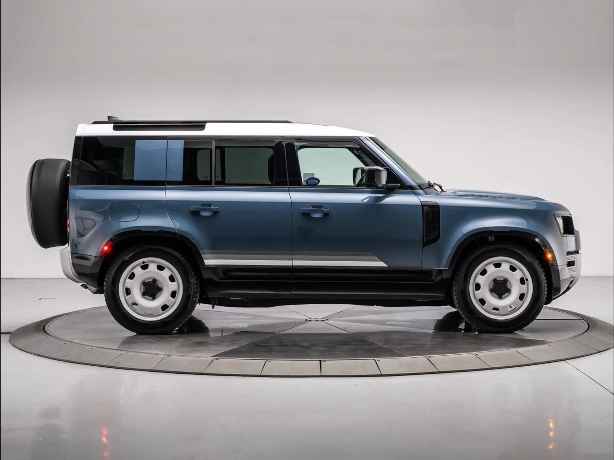 2025 Land Rover Defender 110 P300