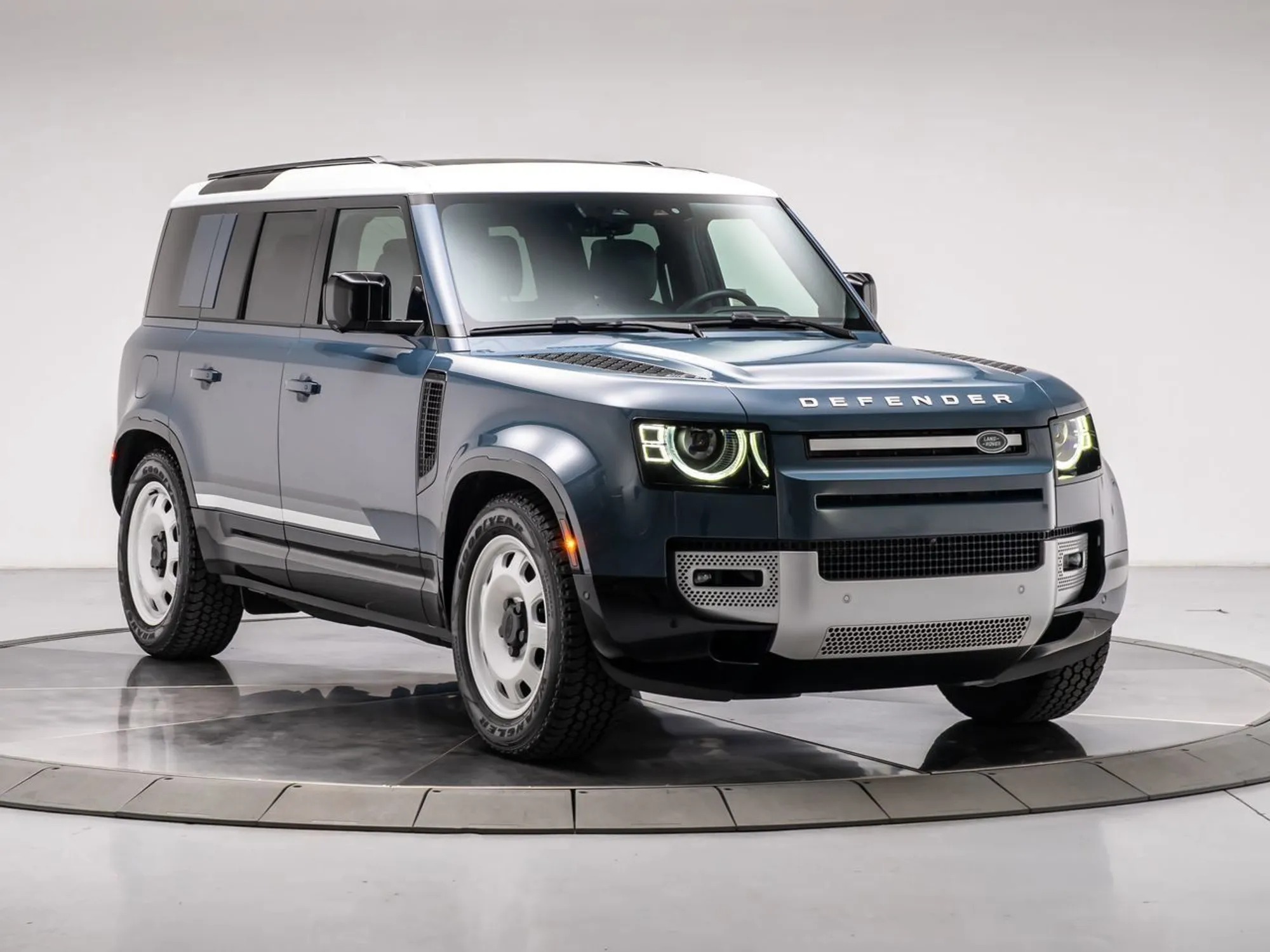 2025 Land Rover Defender 110 P300