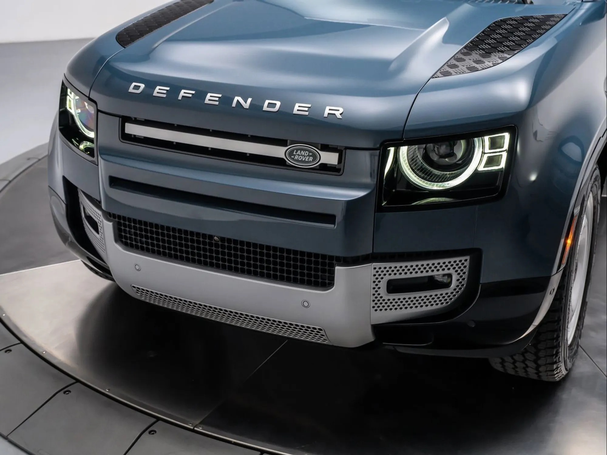 2025 Land Rover Defender 110 P300