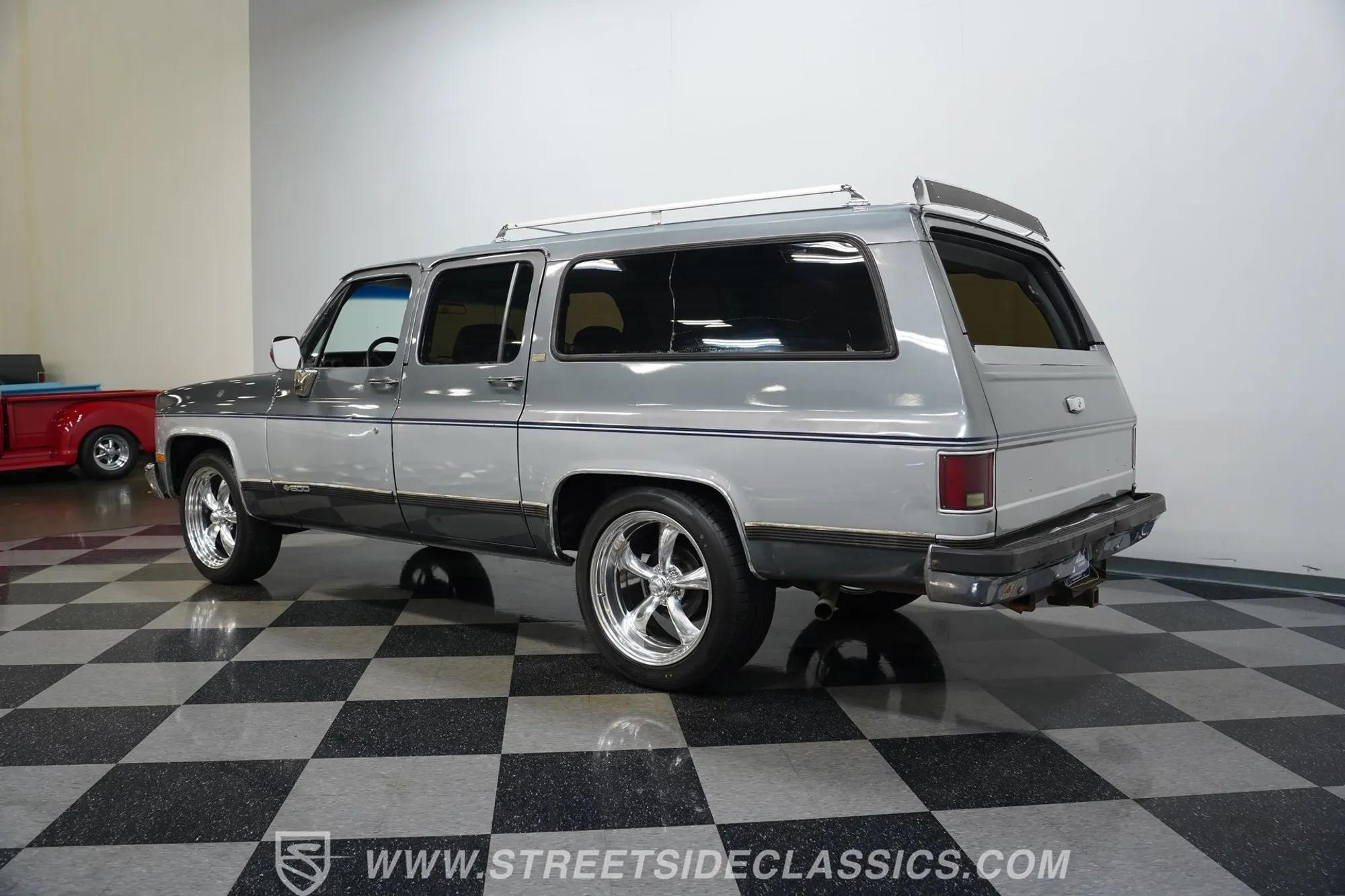 1990 Chevrolet Suburban R1500 - 3