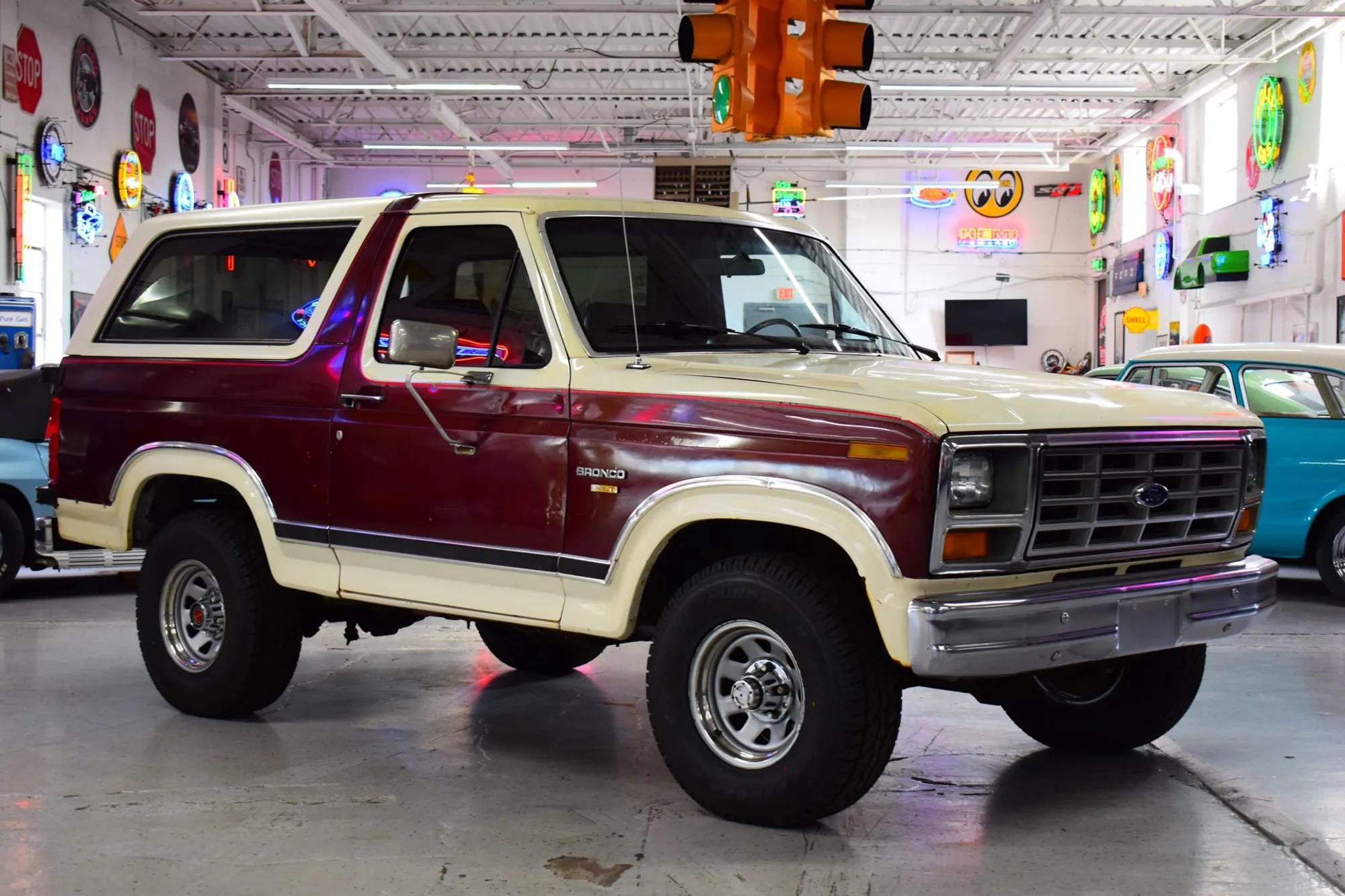1983 Ford Bronco XLT - 2