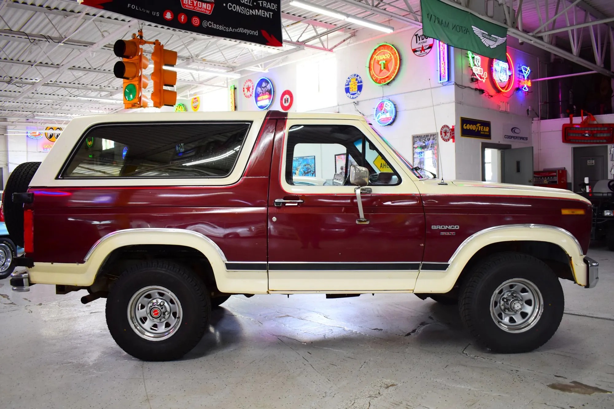 1983 Ford Bronco XLT - 4