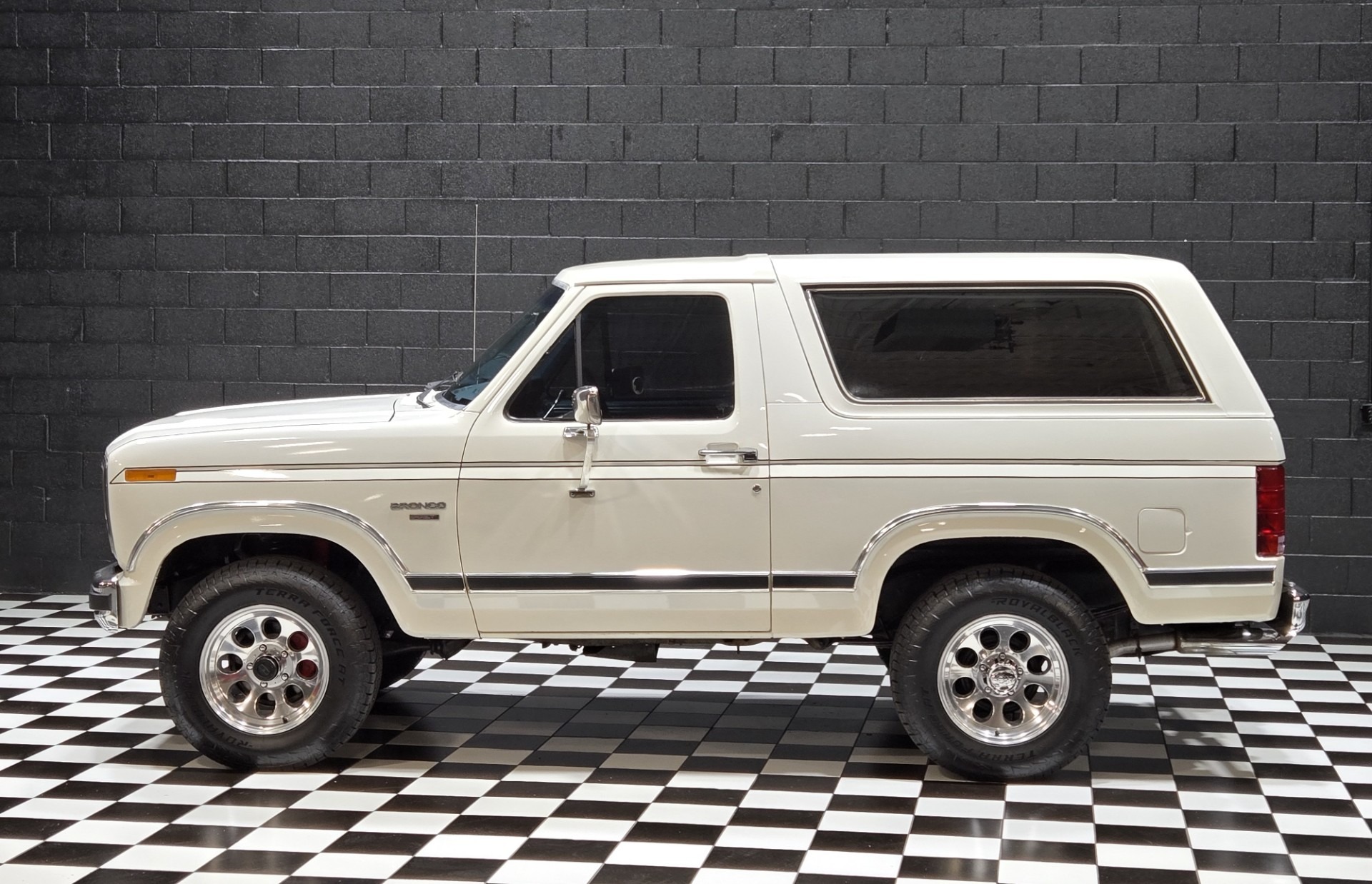 1984 Ford Bronco XLT - 2