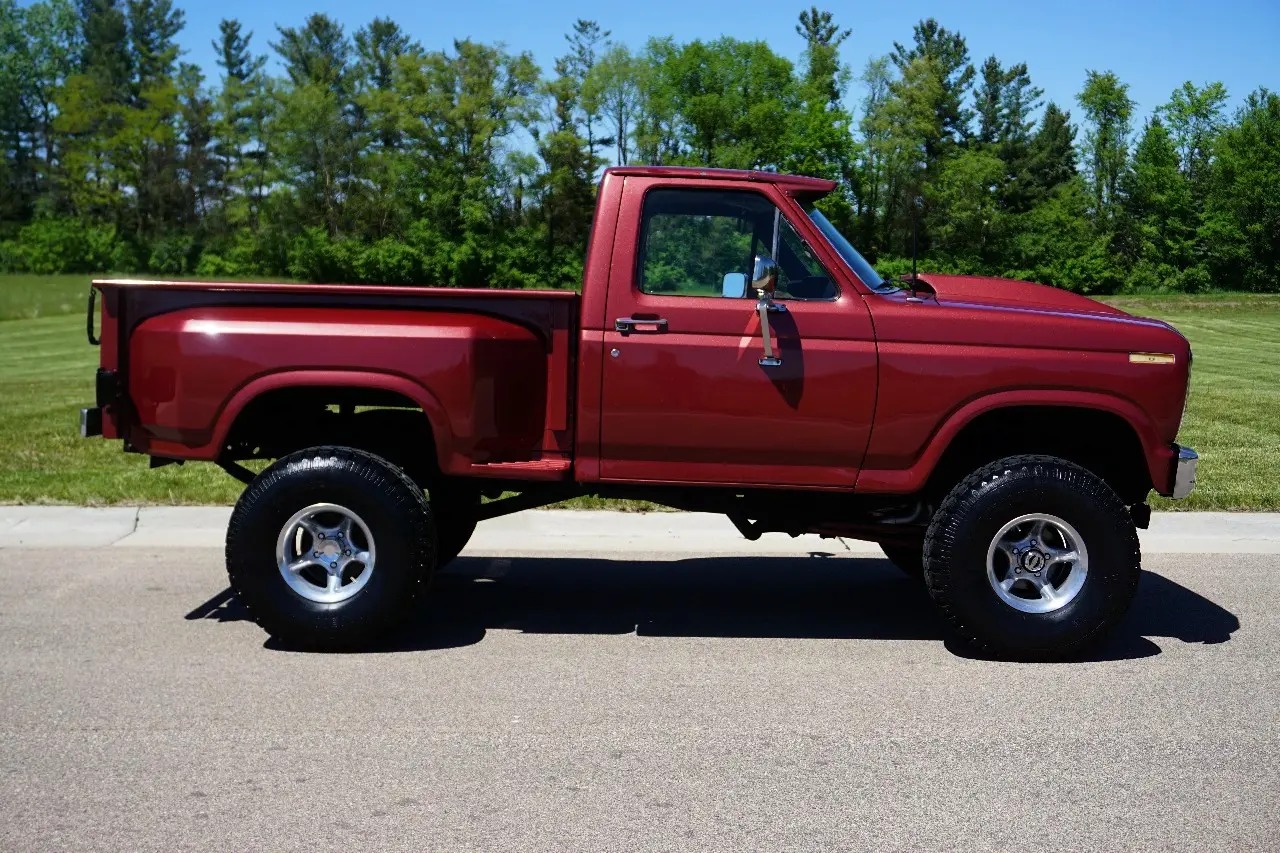 1984 Ford F-150 4x4 - 2