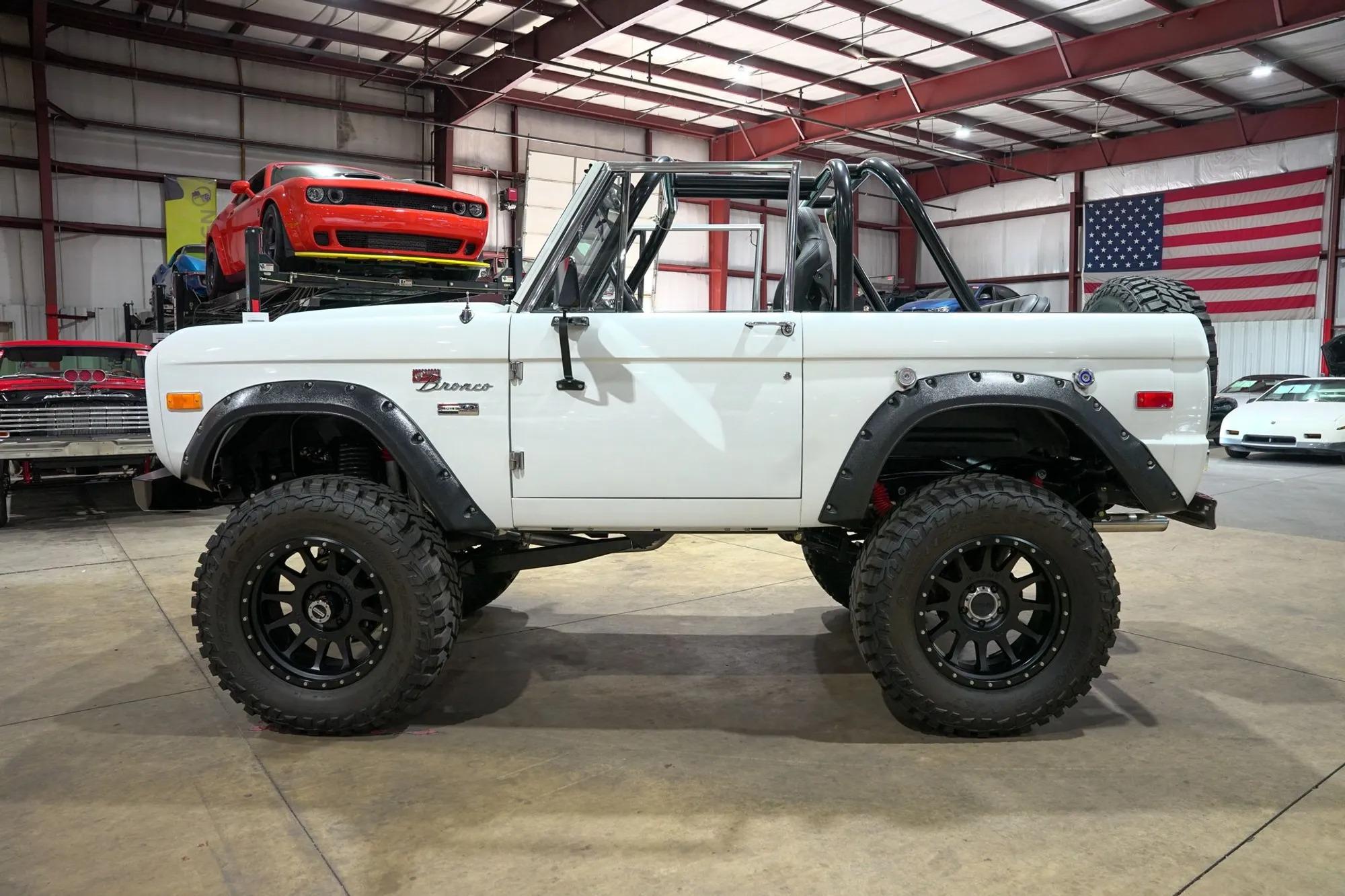 1971 Ford Bronco Custom - 2