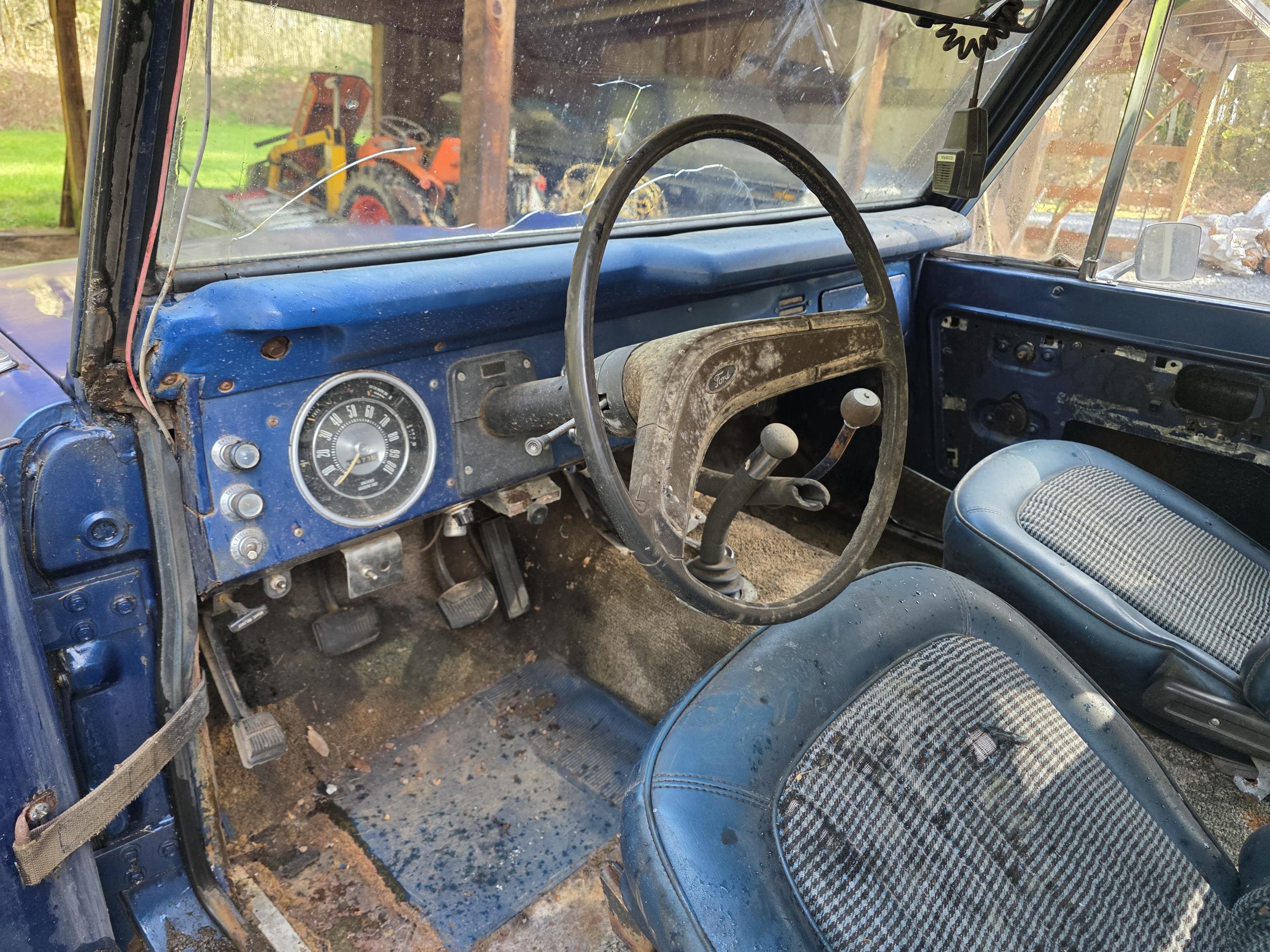1975 Ford Bronco + Trailer