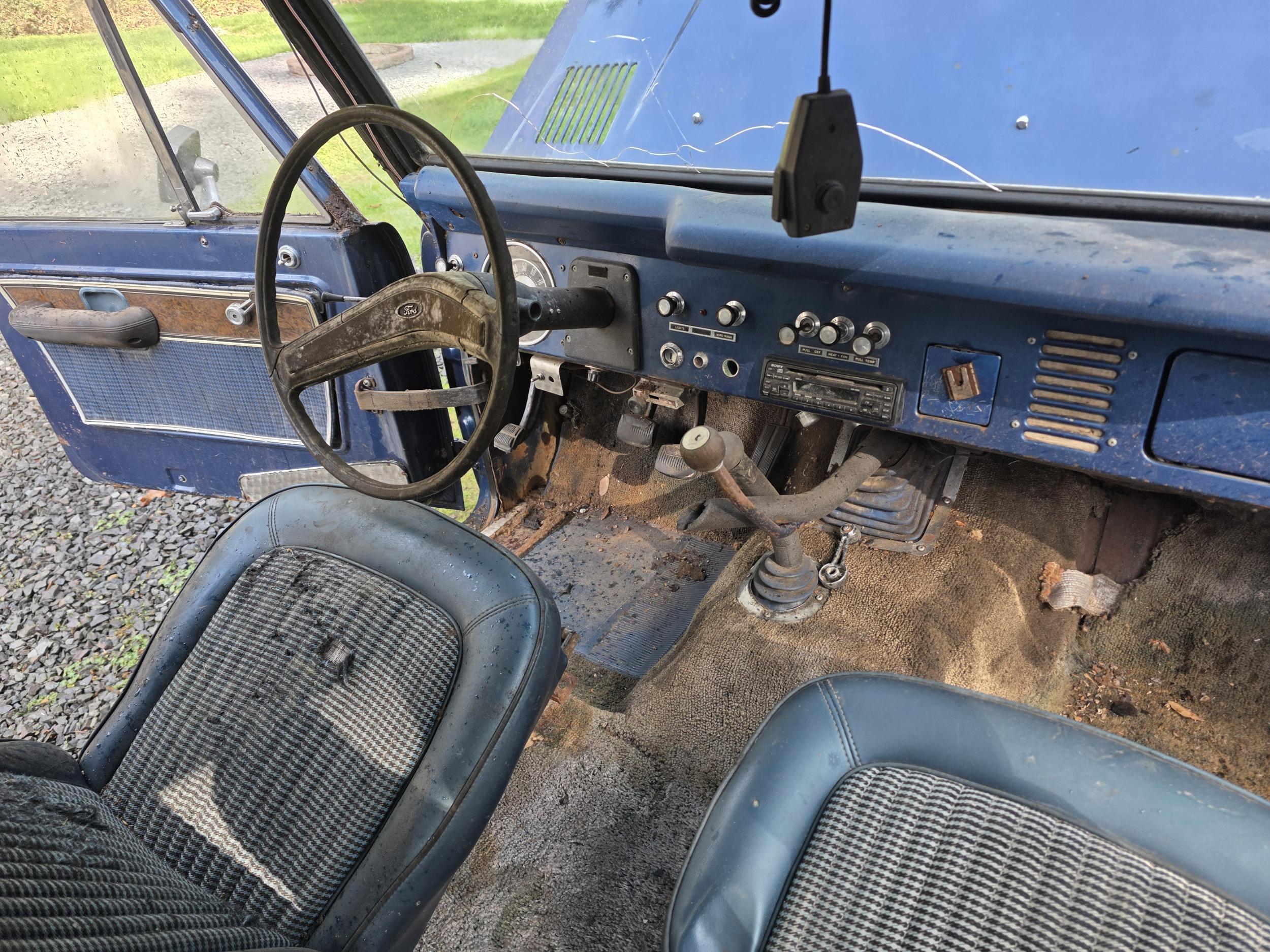 1975 Ford Bronco + Trailer