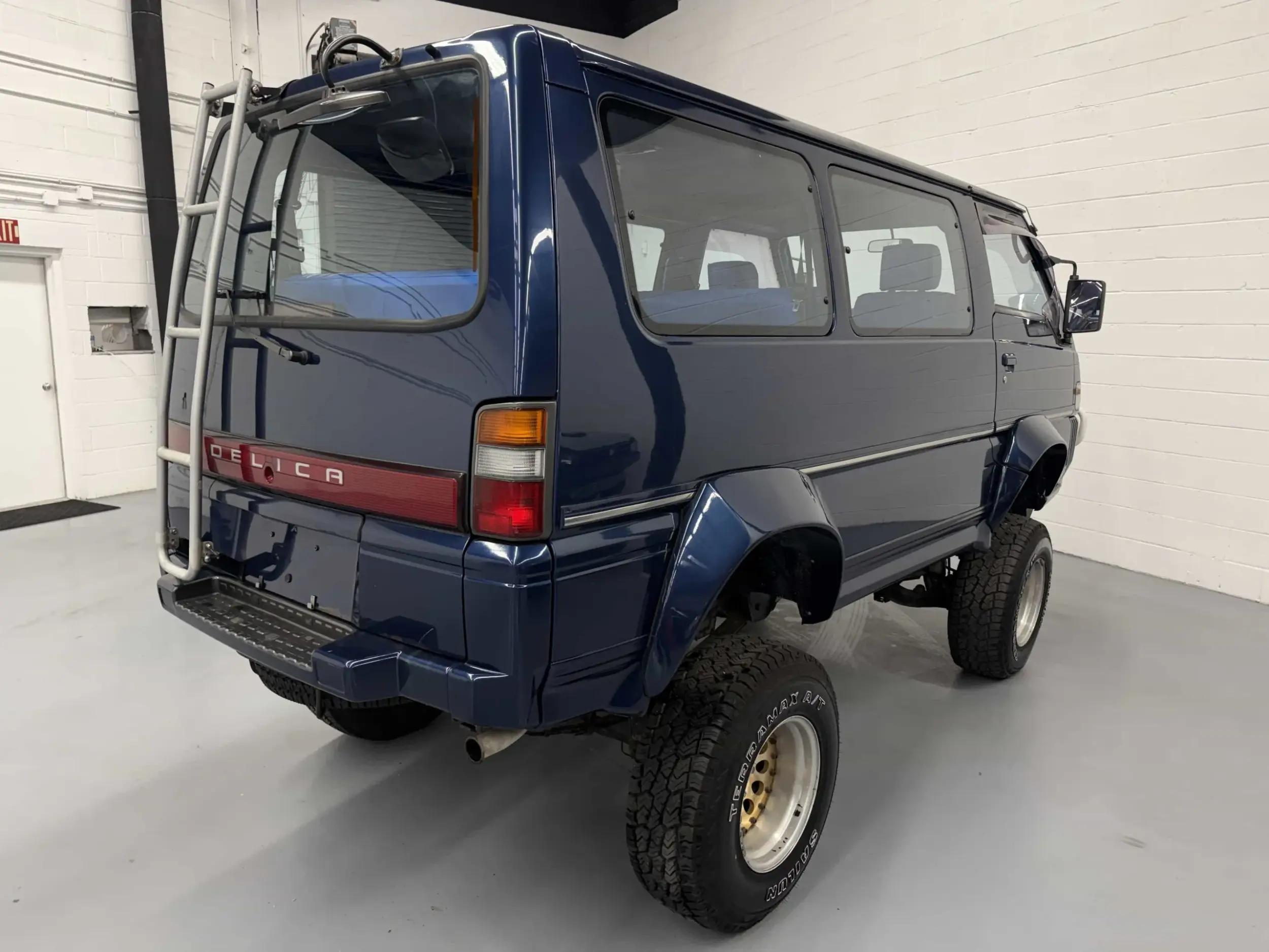 Lifted 1993 Mitsubishi Delica L300