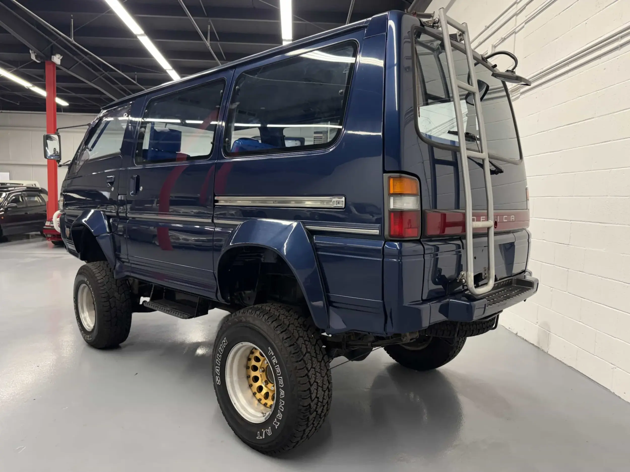 Lifted 1993 Mitsubishi Delica L300