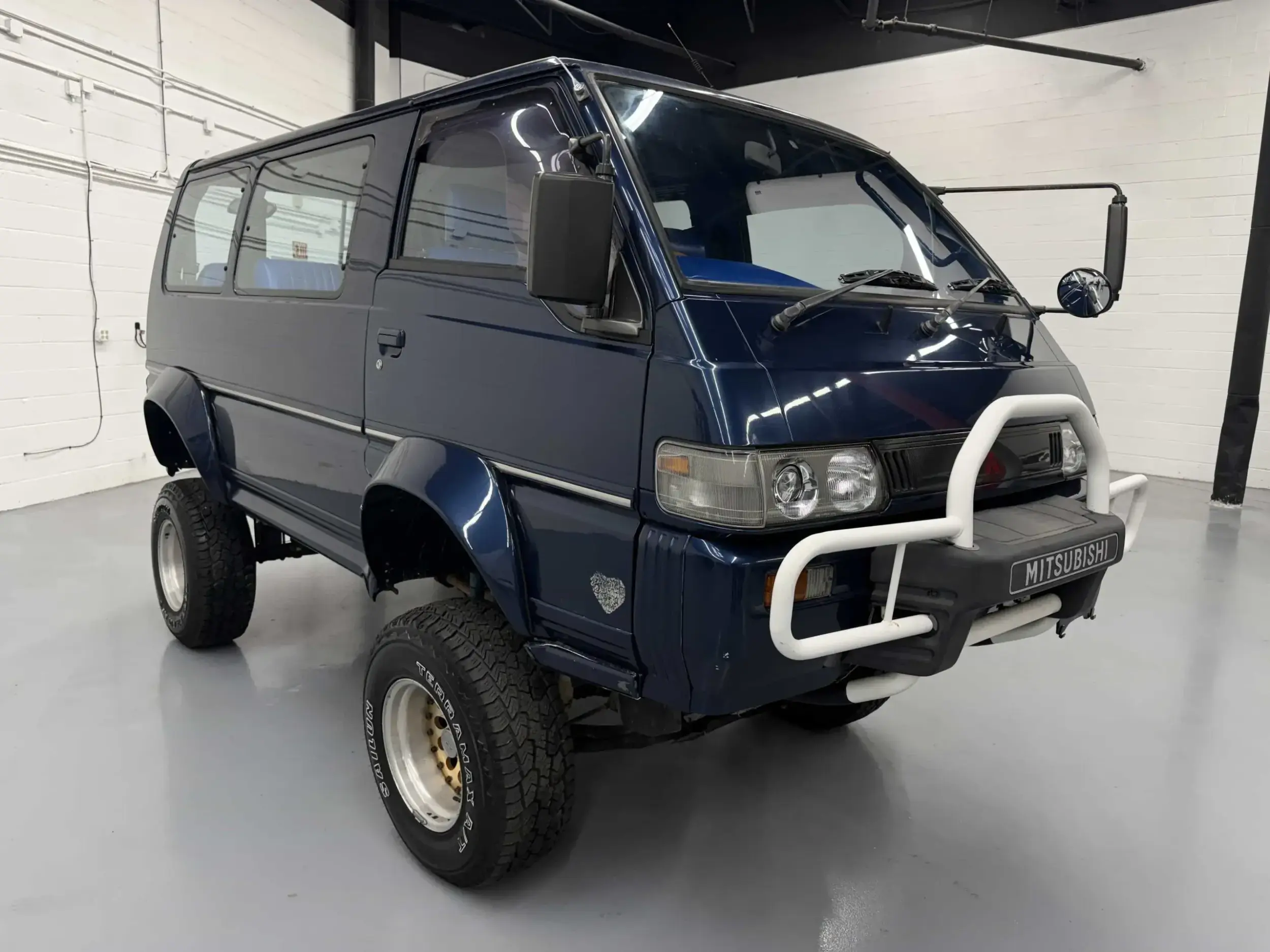 Lifted 1993 Mitsubishi Delica L300 - 2