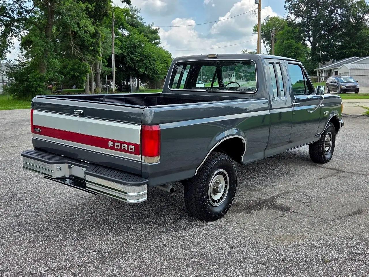 1989 Ford F-150 XLT Lariat - 3