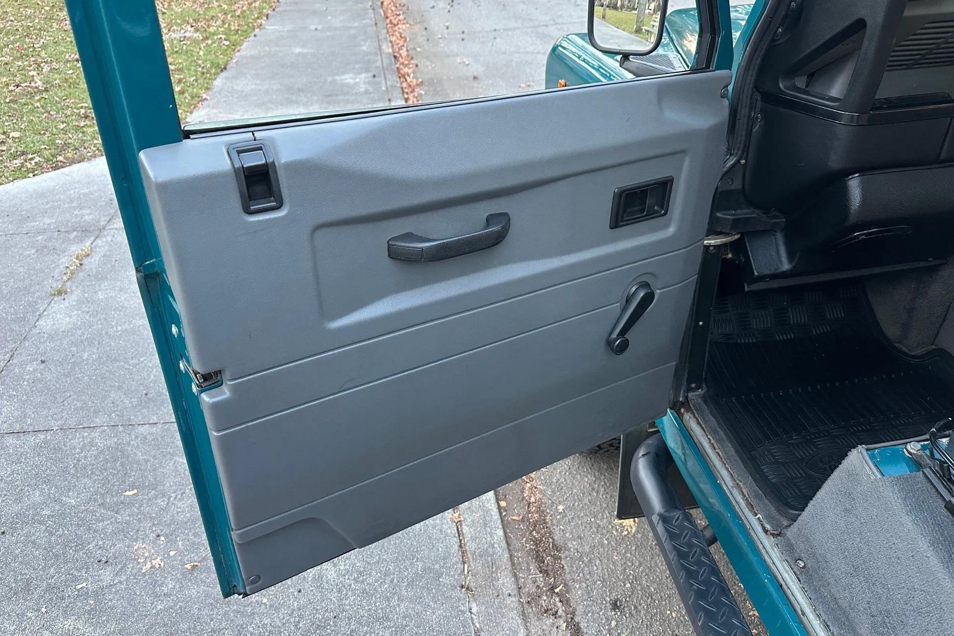 1997 Land Rover Defender 90 2.8i