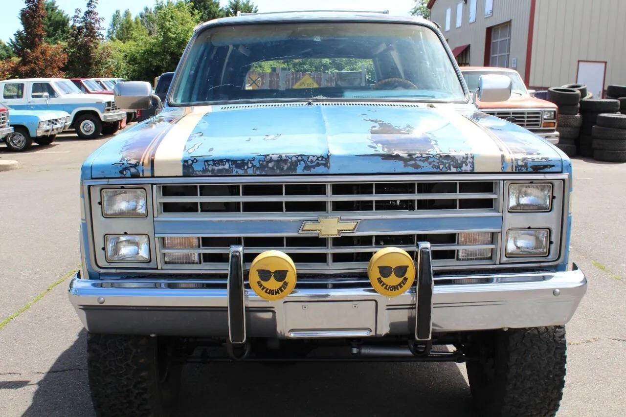 1987 Chevrolet Suburban V10 Trail Master