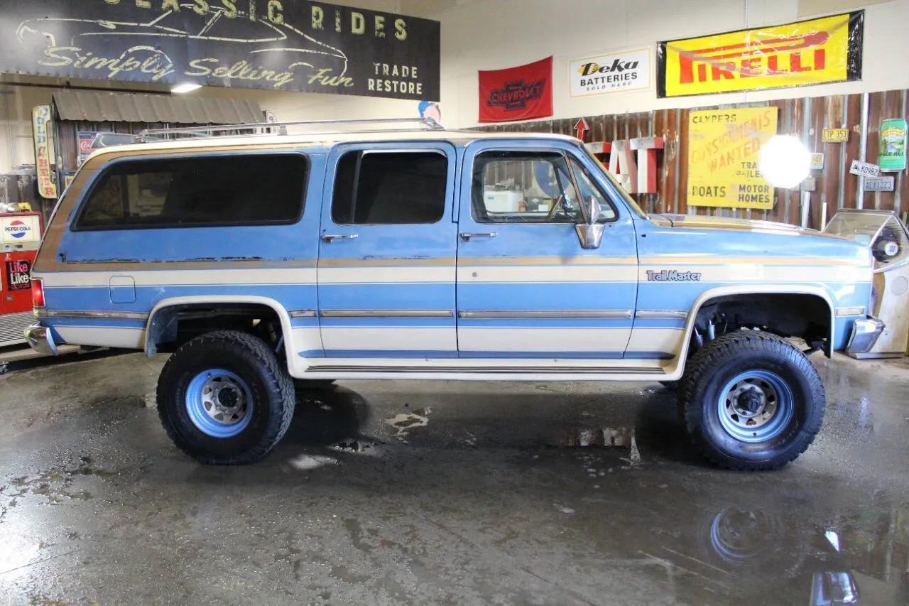1987 Chevrolet Suburban V10 Trail Master - 2