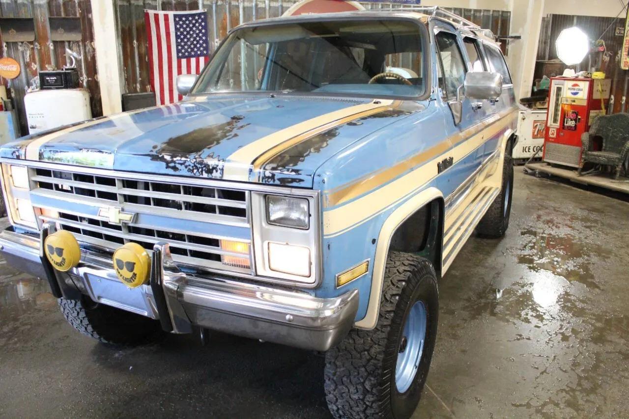 1987 Chevrolet Suburban V10 Trail Master