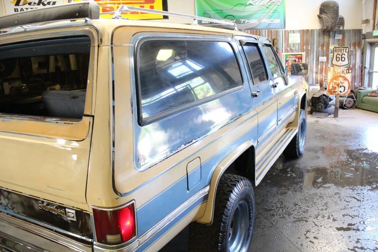 1987 Chevrolet Suburban V10 Trail Master