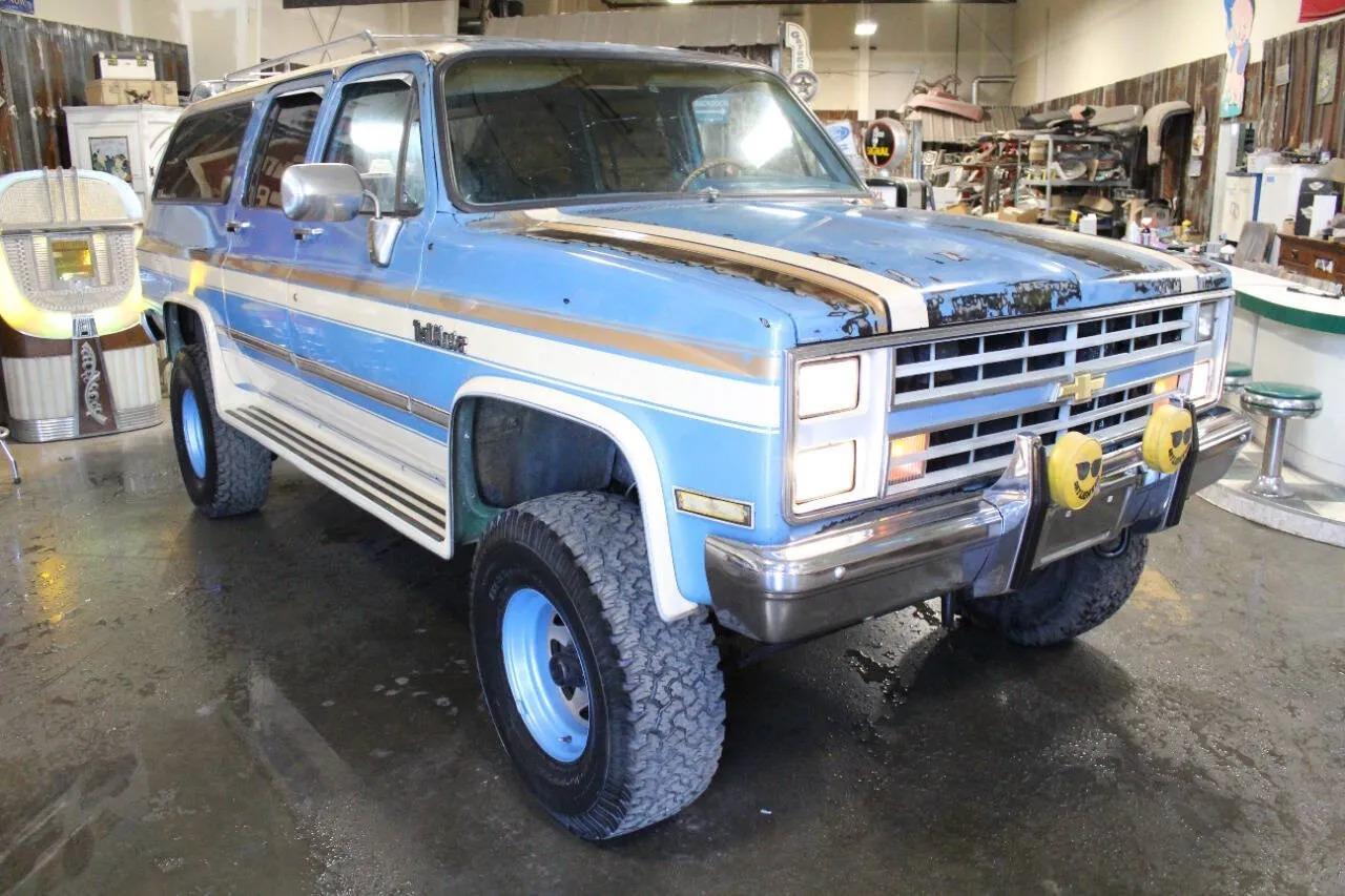 1987 Chevrolet Suburban V10 Trail Master