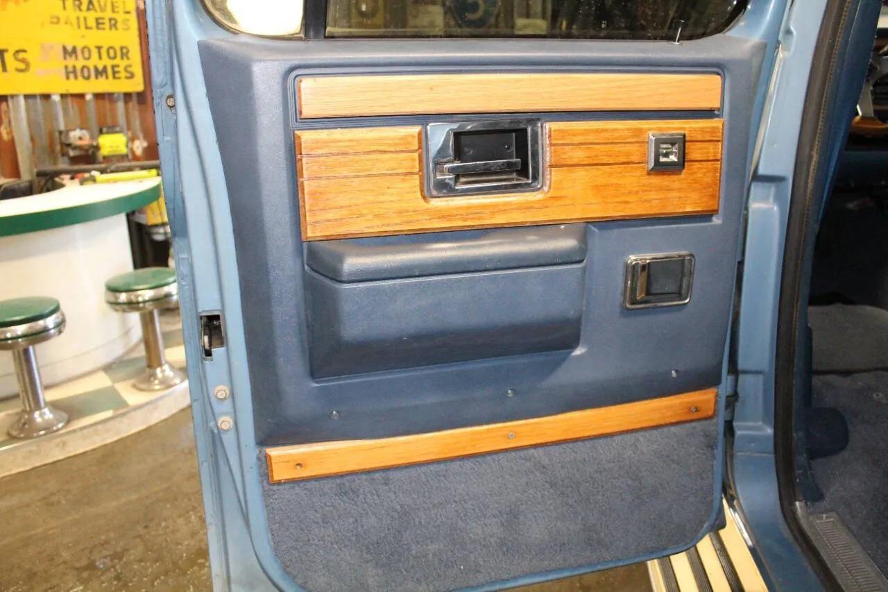 1987 Chevrolet Suburban V10 Trail Master