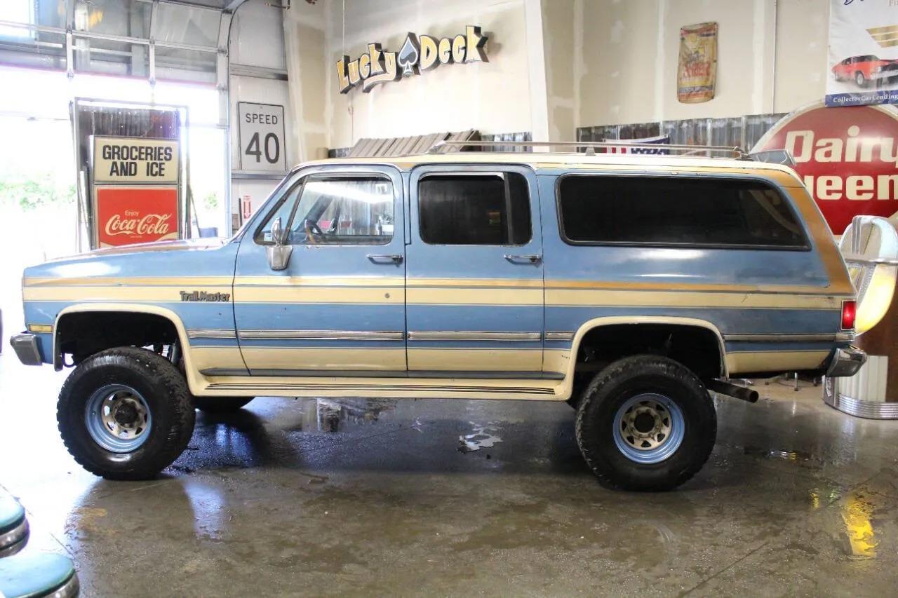1987 Chevrolet Suburban V10 Trail Master - 3