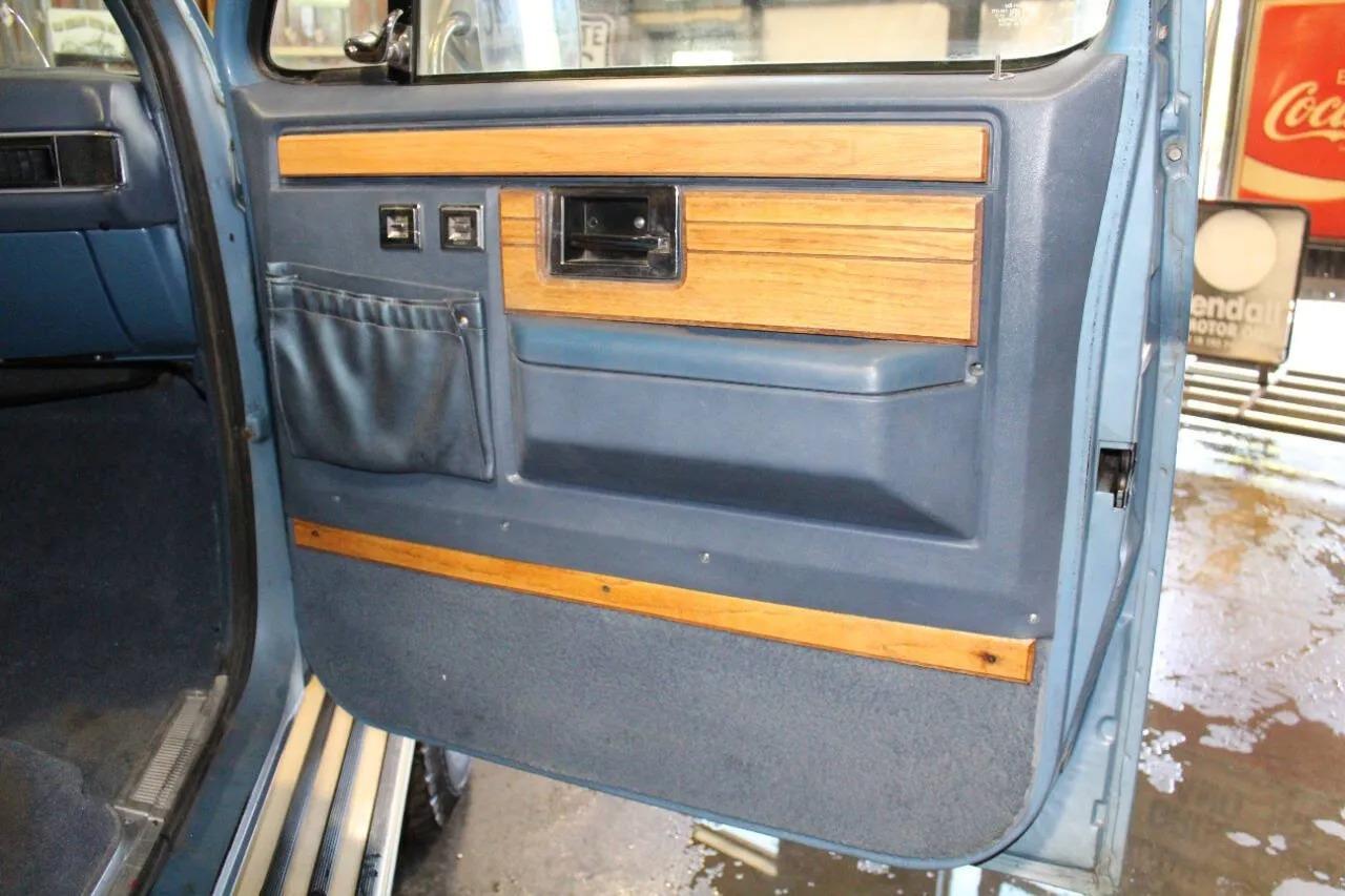 1987 Chevrolet Suburban V10 Trail Master