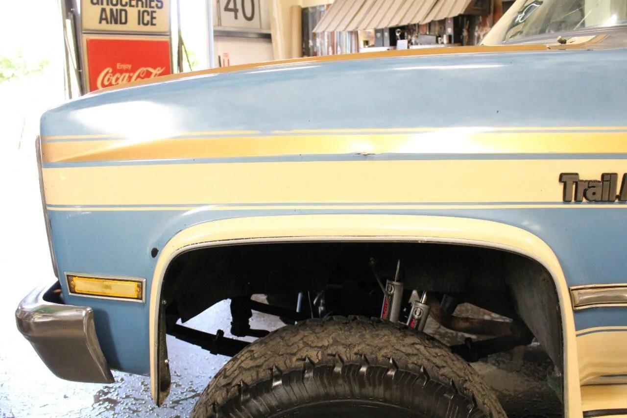 1987 Chevrolet Suburban V10 Trail Master