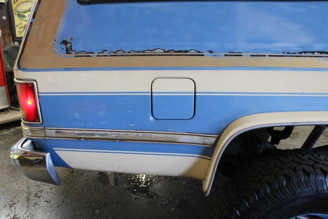 1987 Chevrolet Suburban V10 Trail Master