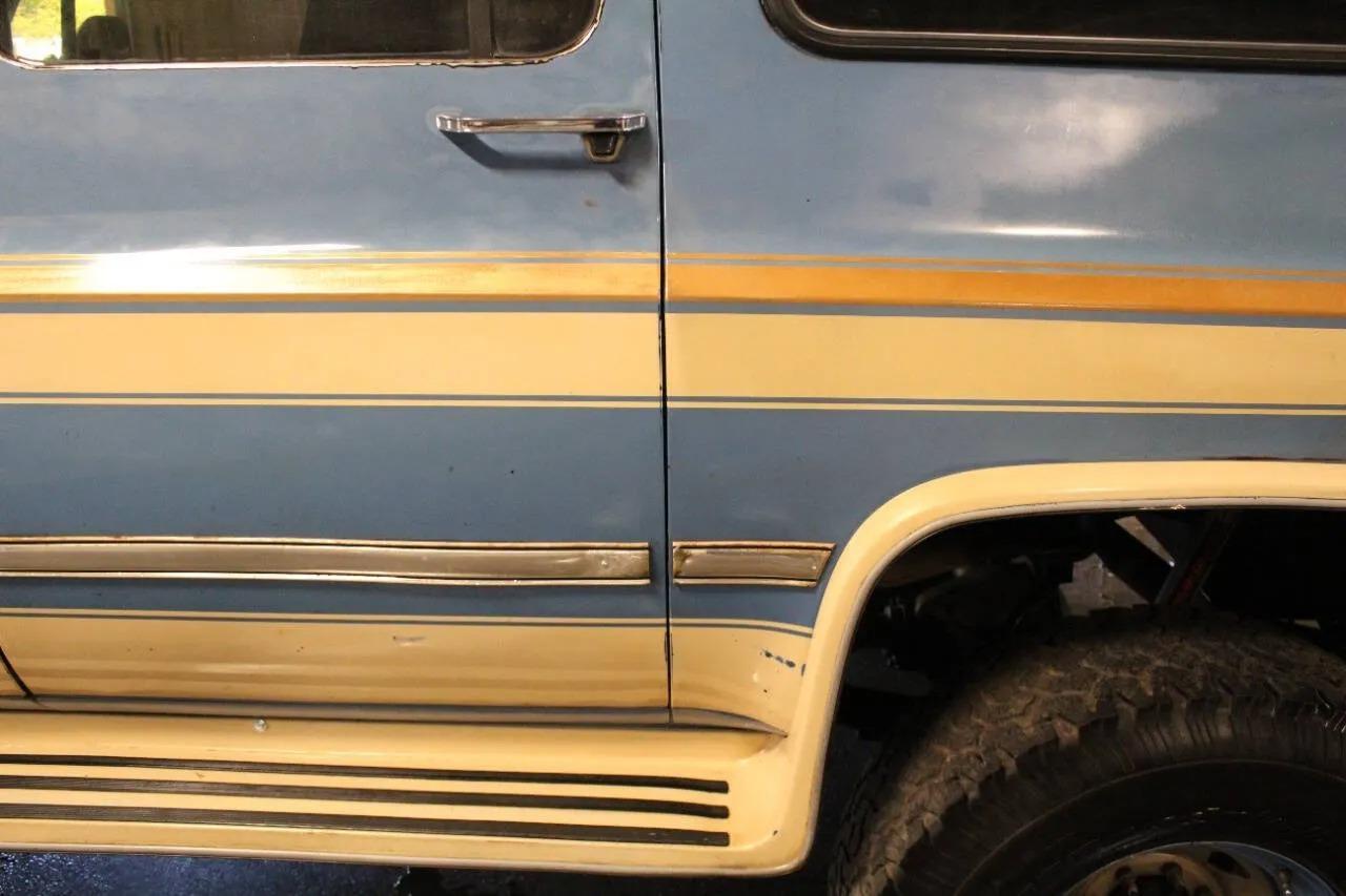1987 Chevrolet Suburban V10 Trail Master