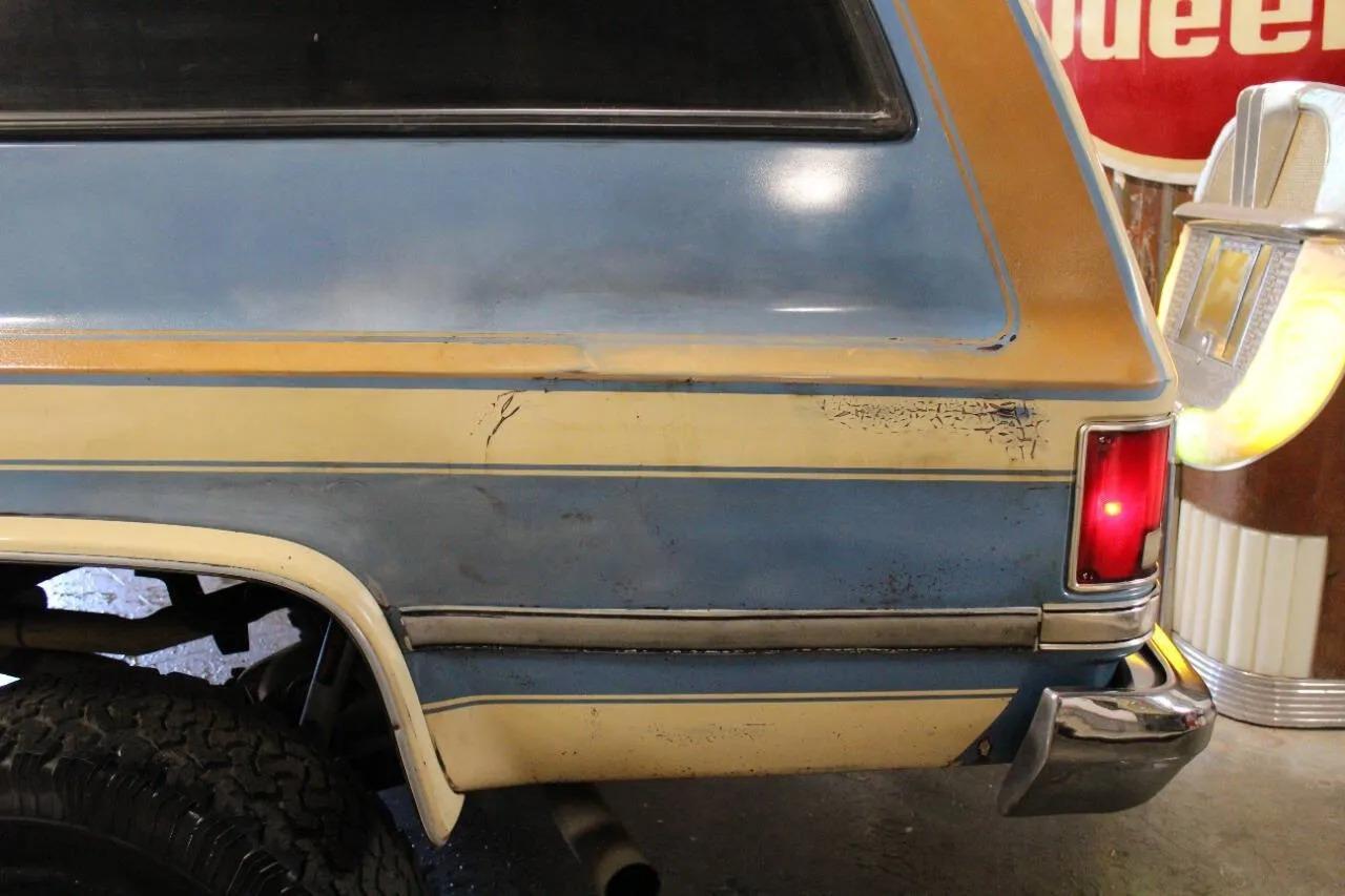 1987 Chevrolet Suburban V10 Trail Master