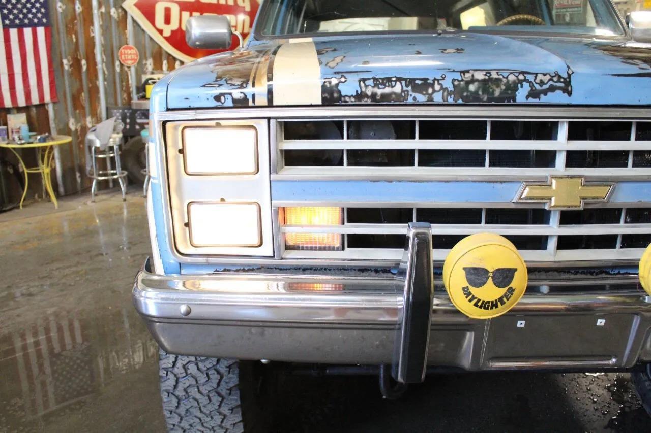 1987 Chevrolet Suburban V10 Trail Master