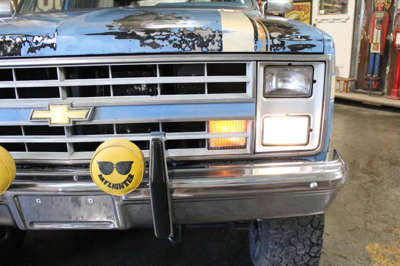 1987 Chevrolet Suburban V10 Trail Master