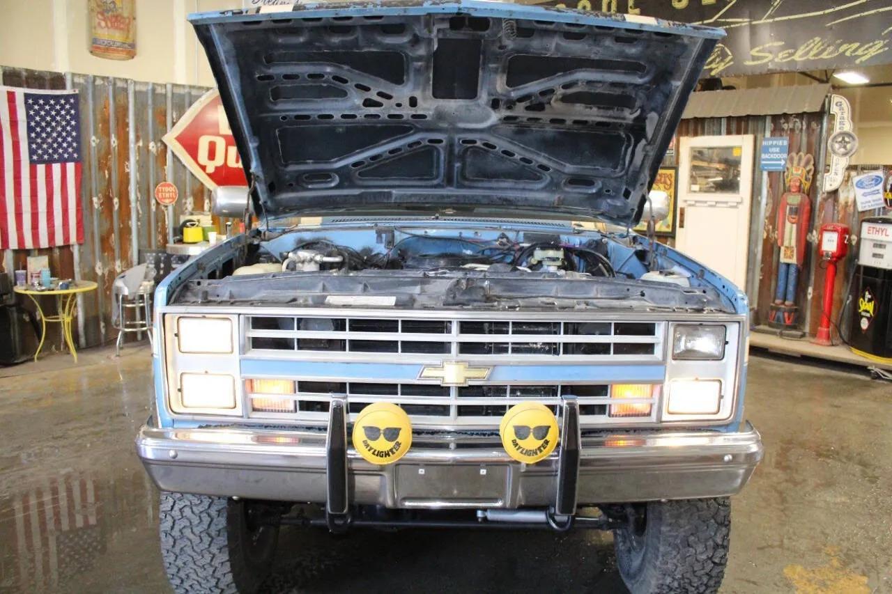 1987 Chevrolet Suburban V10 Trail Master