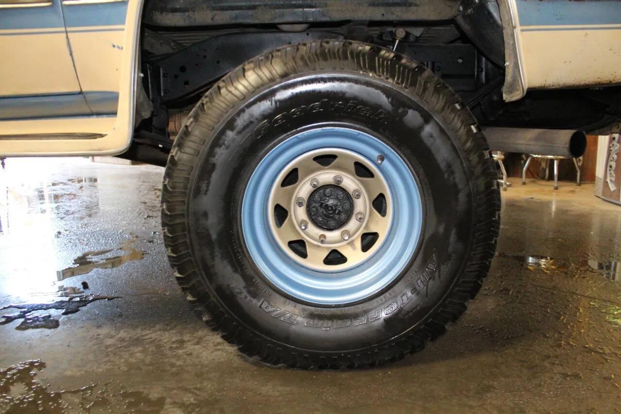 1987 Chevrolet Suburban V10 Trail Master