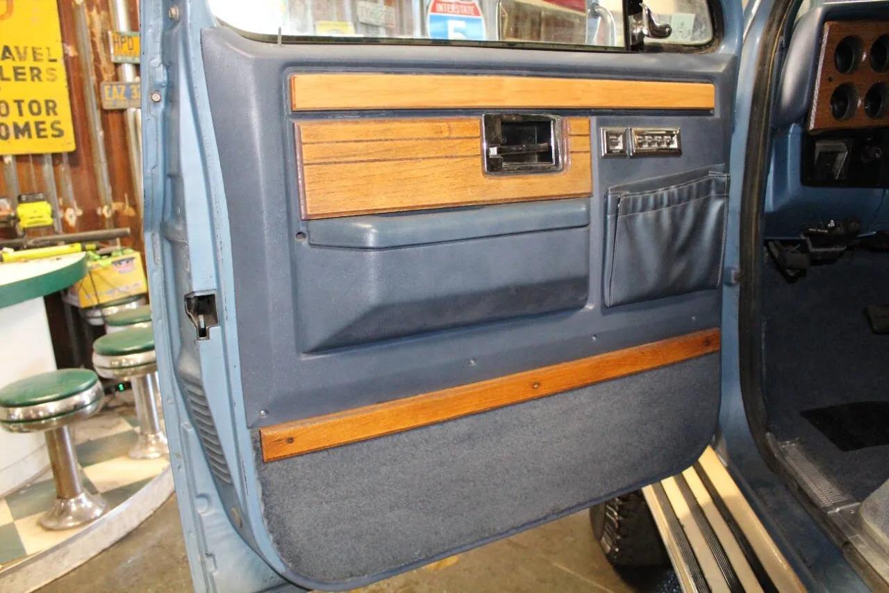 1987 Chevrolet Suburban V10 Trail Master