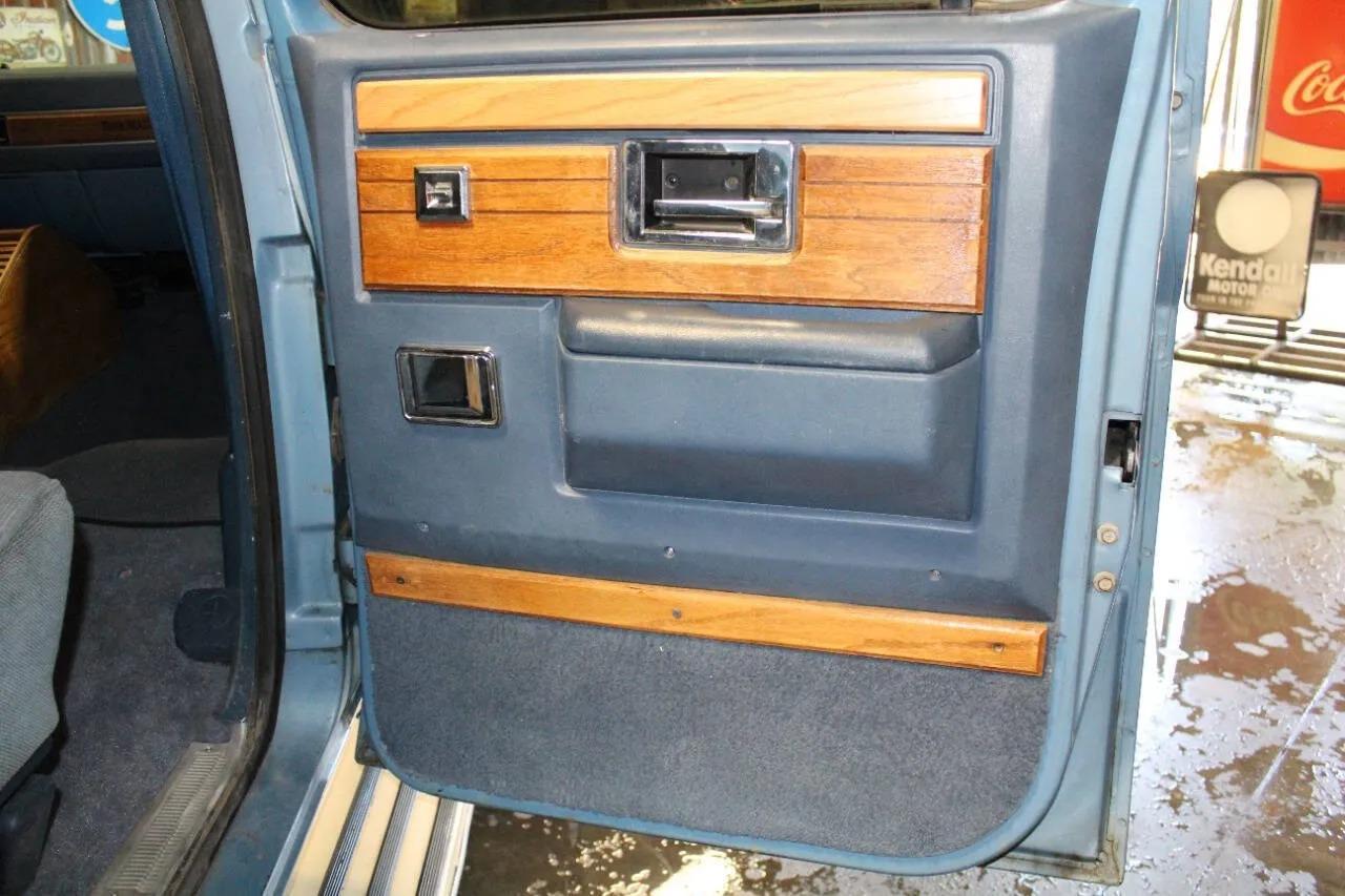 1987 Chevrolet Suburban V10 Trail Master