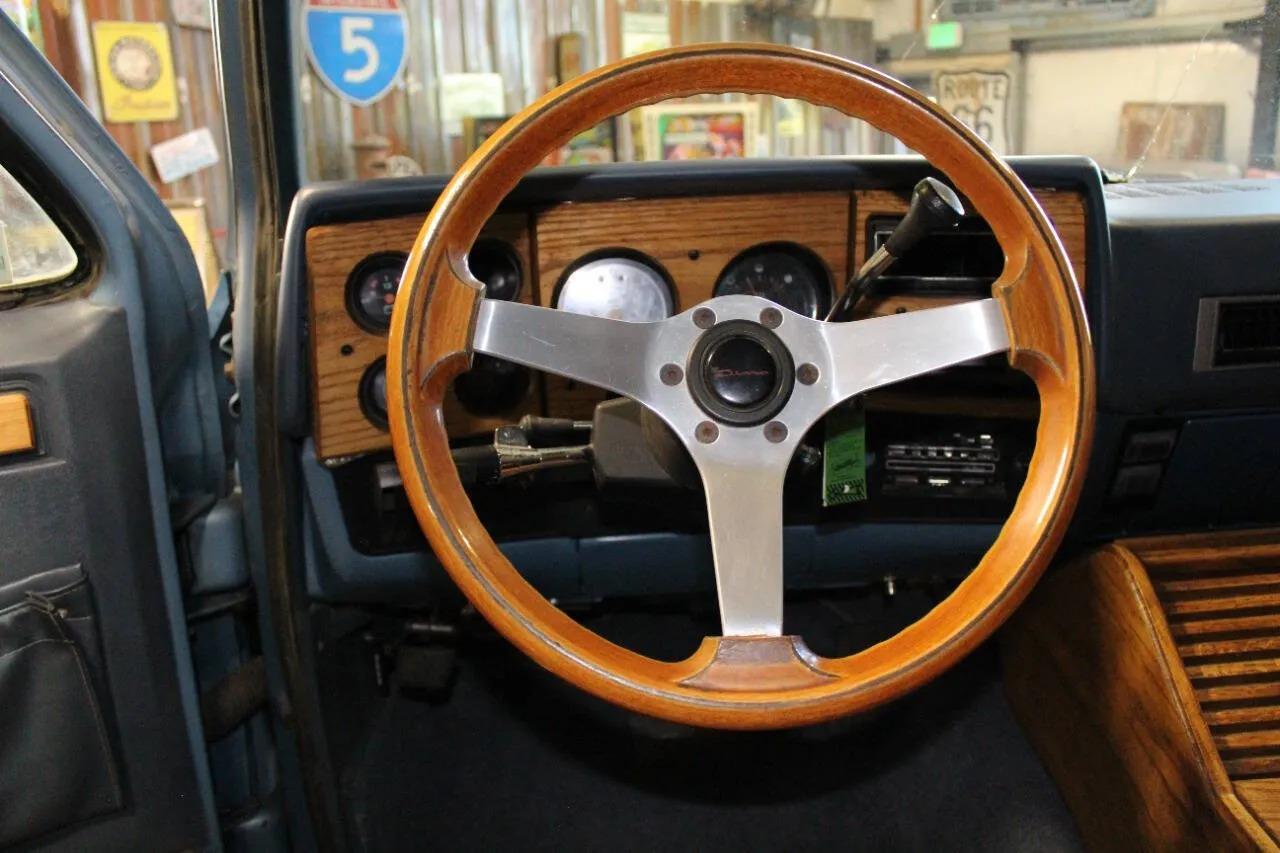 1987 Chevrolet Suburban V10 Trail Master