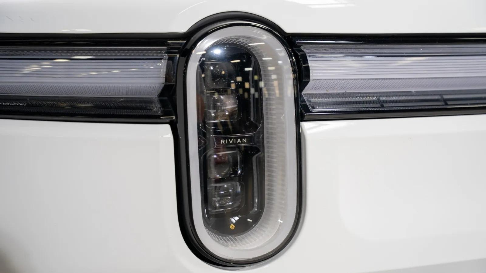 2025 Rivian R1S Premium