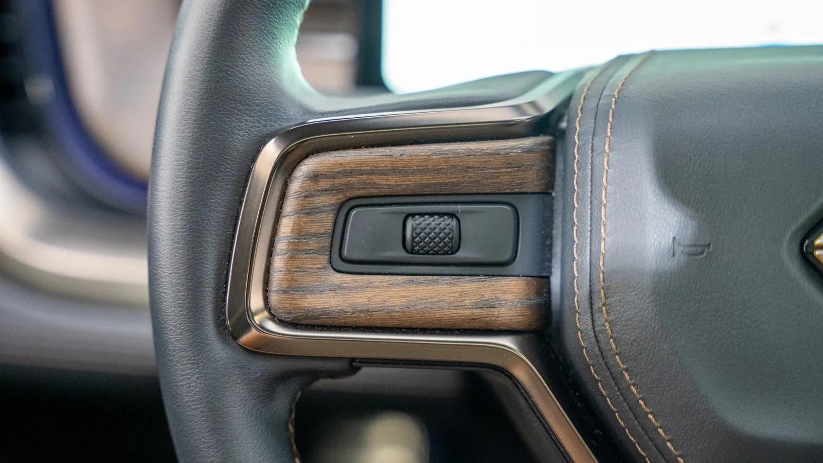 2025 Rivian R1S Premium