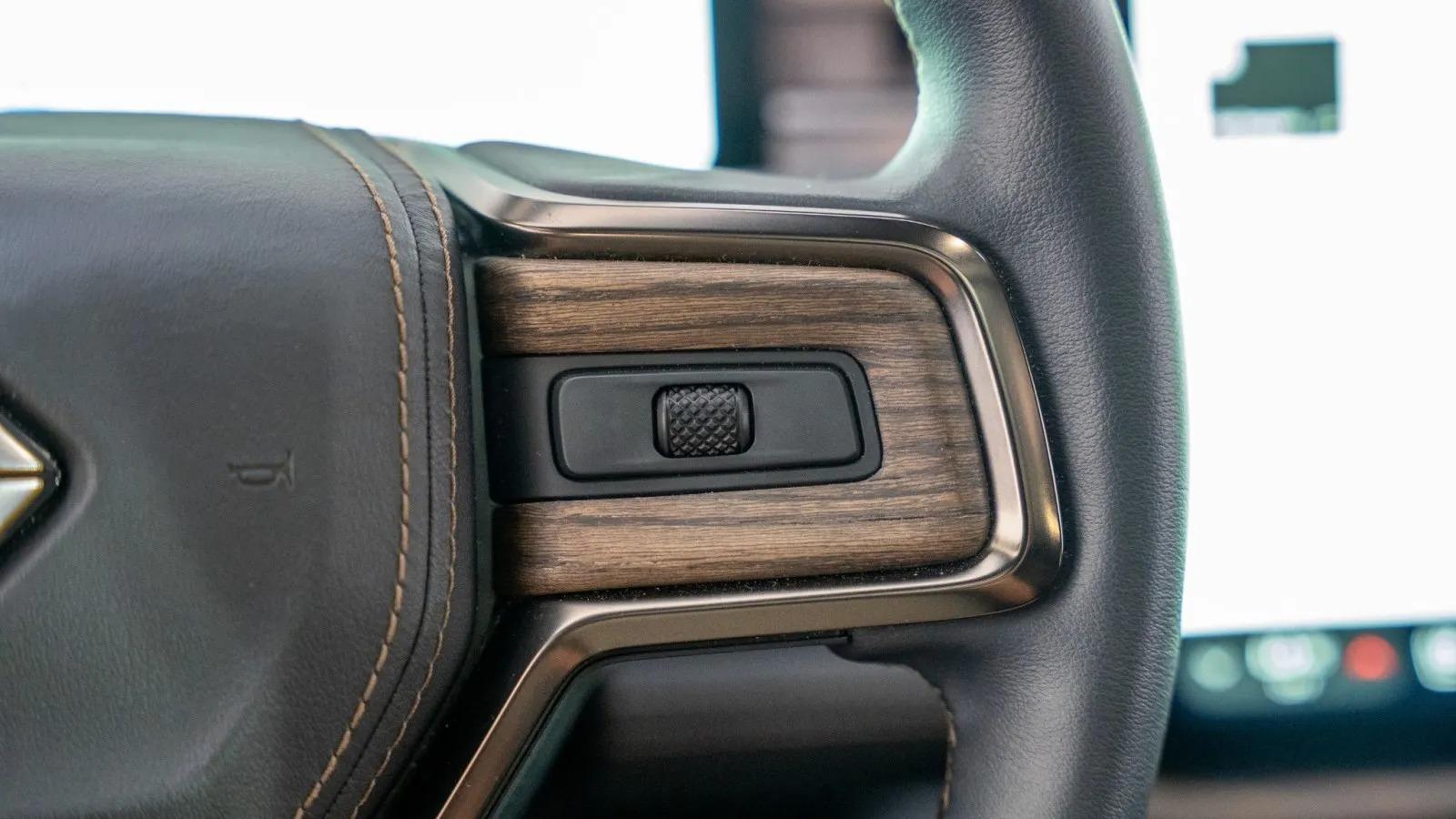2025 Rivian R1S Premium