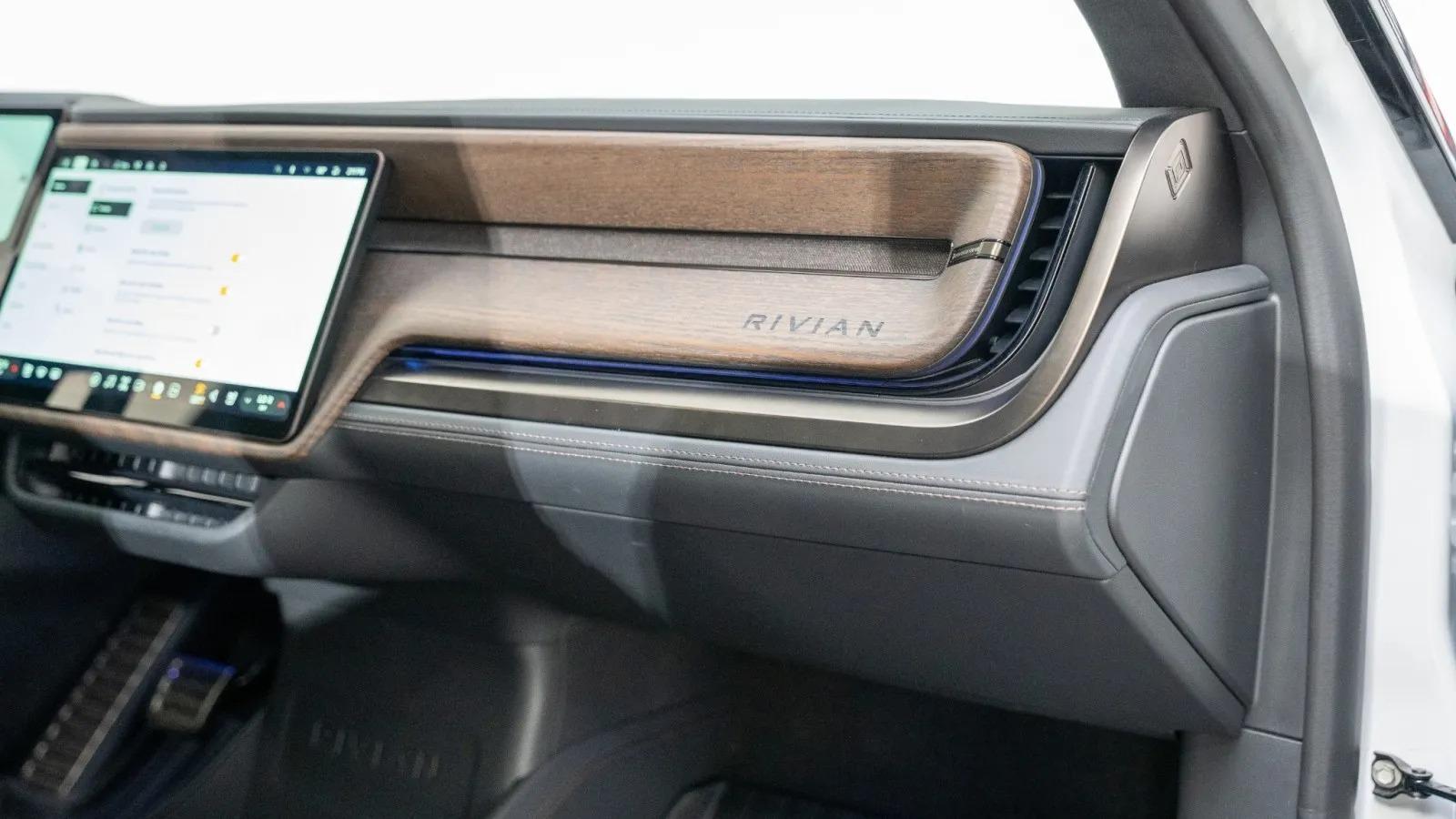 2025 Rivian R1S Premium
