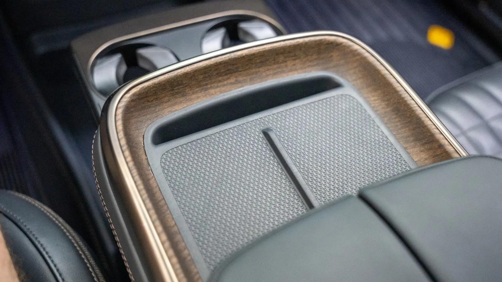 2025 Rivian R1S Premium