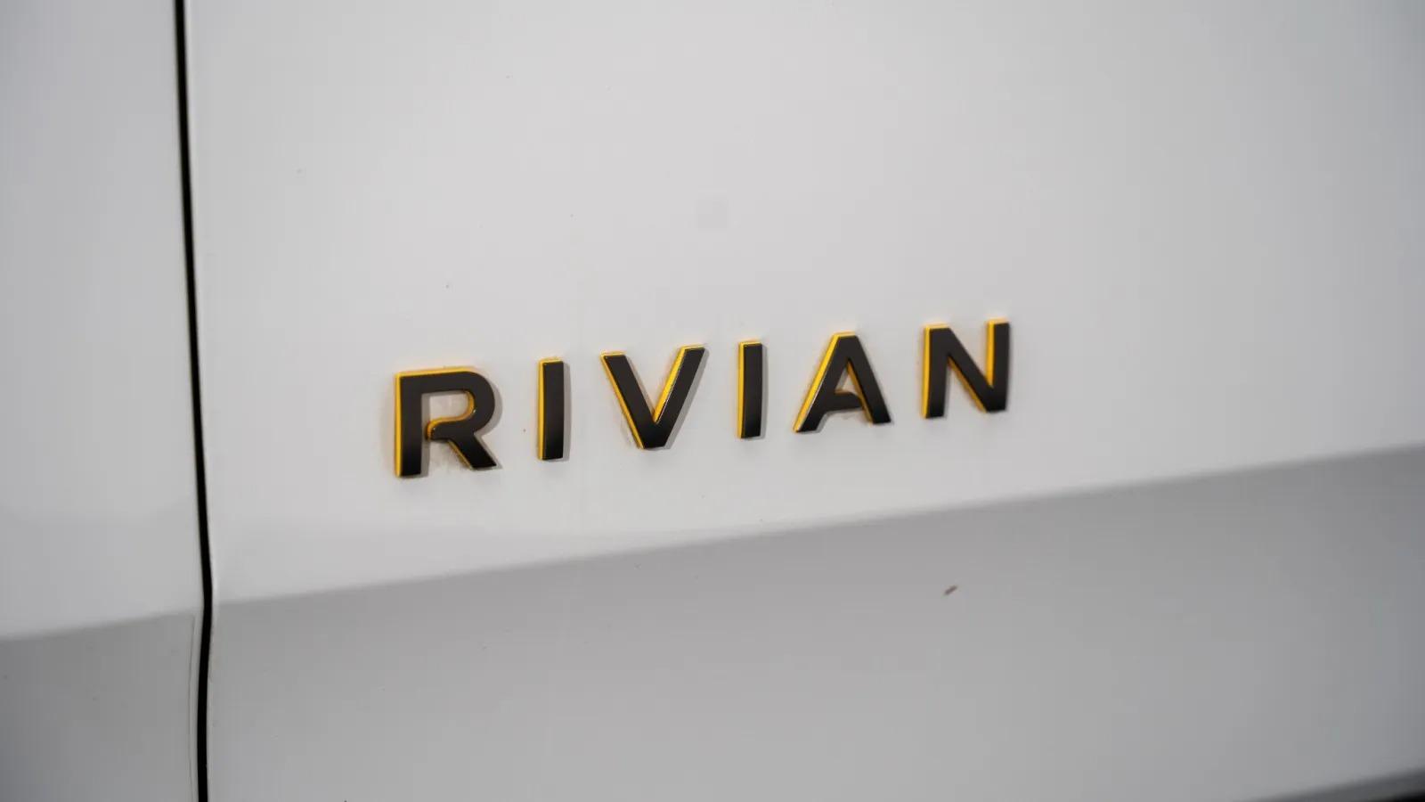 2025 Rivian R1S Premium