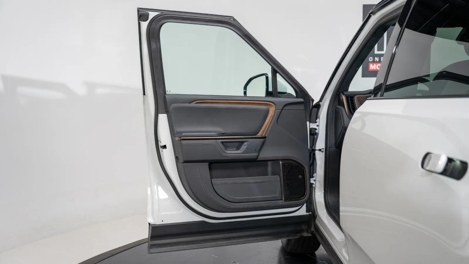2025 Rivian R1S Premium