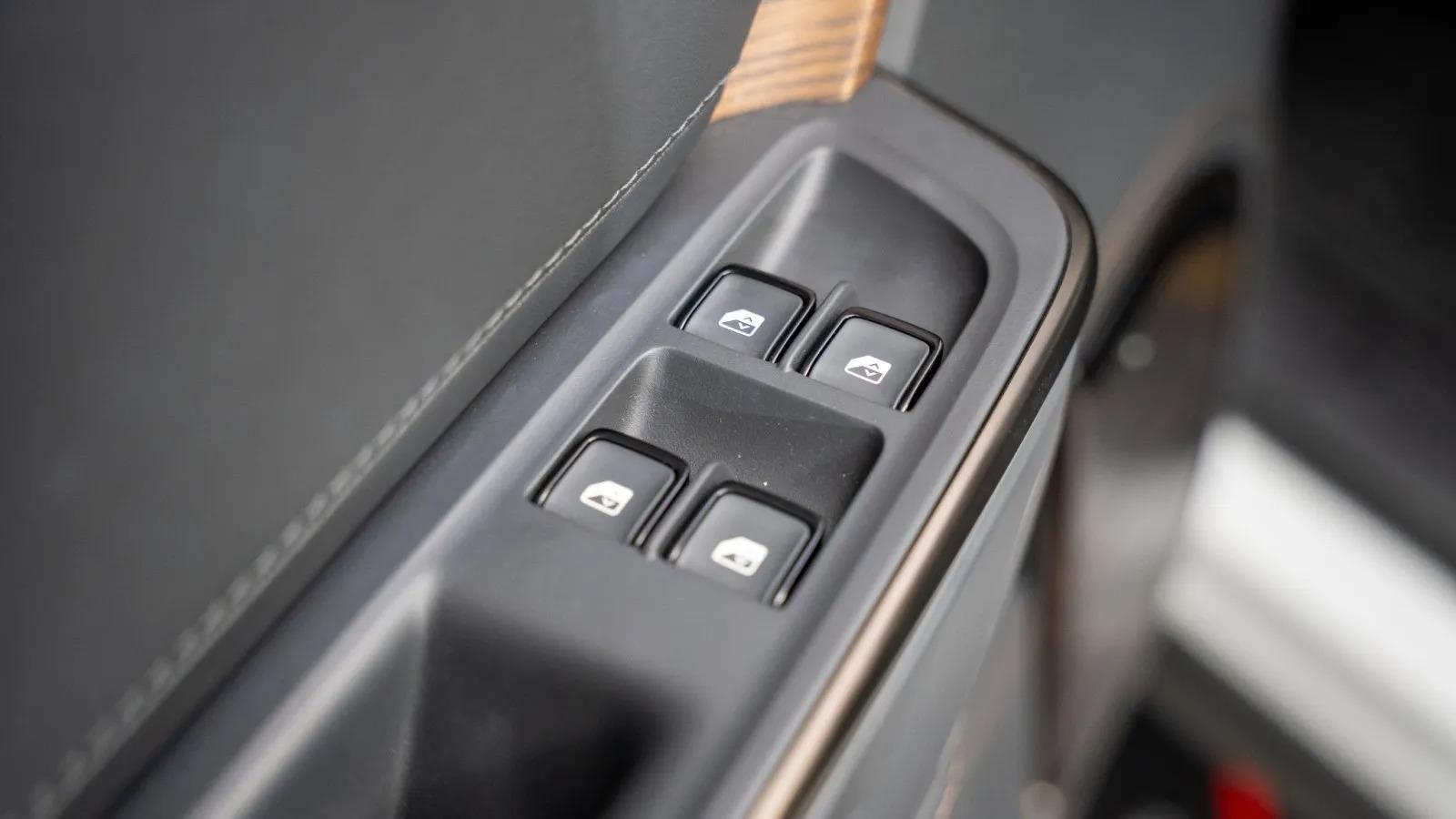 2025 Rivian R1S Premium