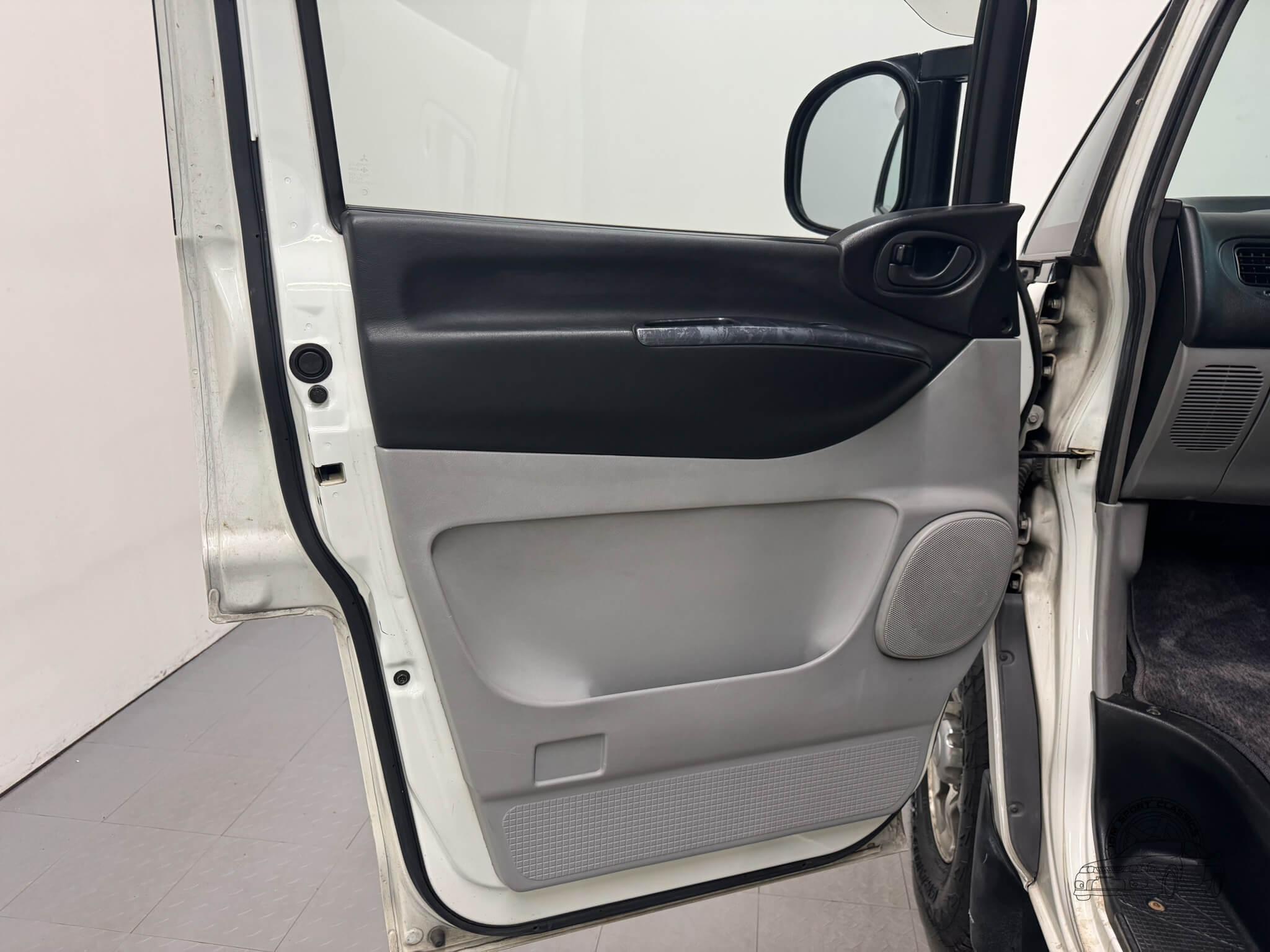 2000 Mitsubishi Delica Space Gear Chamonix