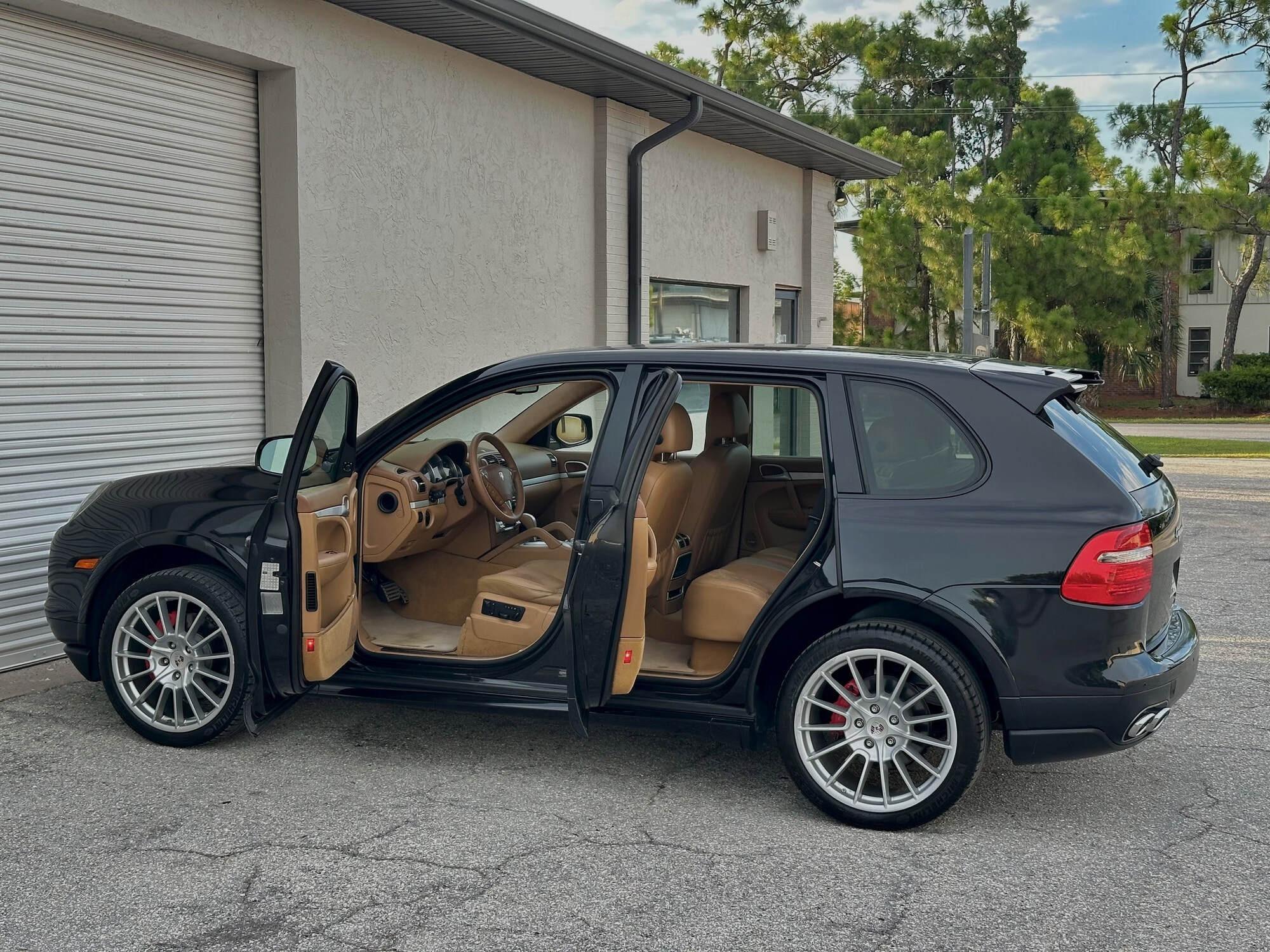 2010 Porsche Cayenne GTS - 5