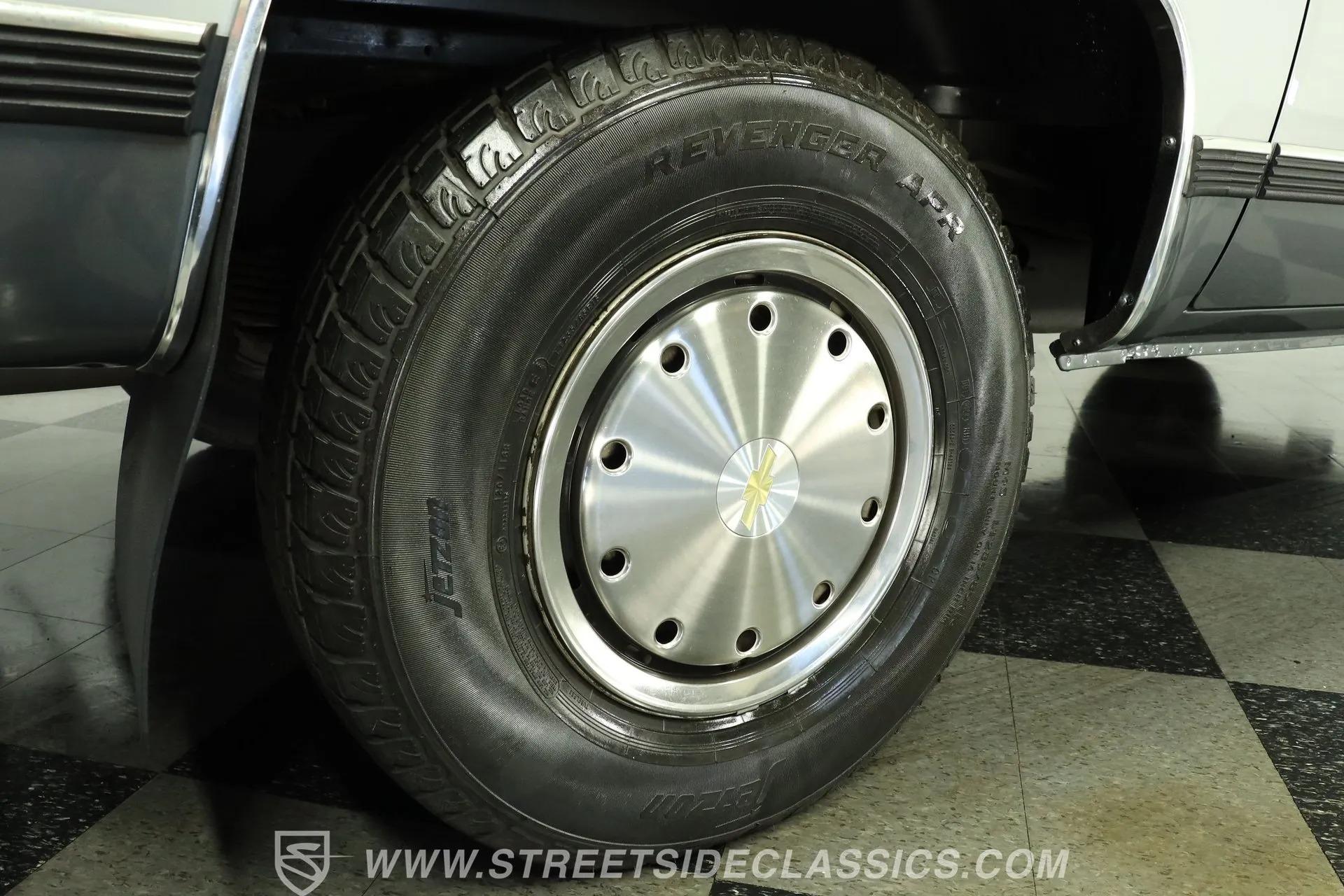 1990 Chevrolet Suburban R2500