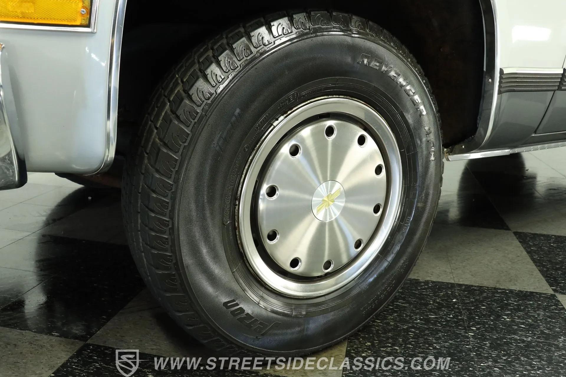1990 Chevrolet Suburban R2500