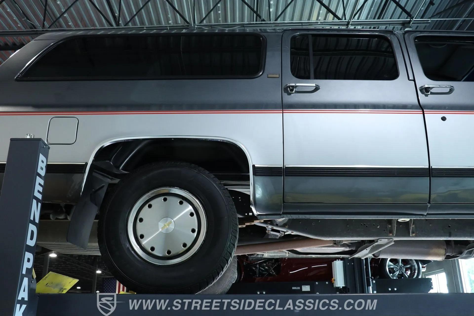 1990 Chevrolet Suburban R2500