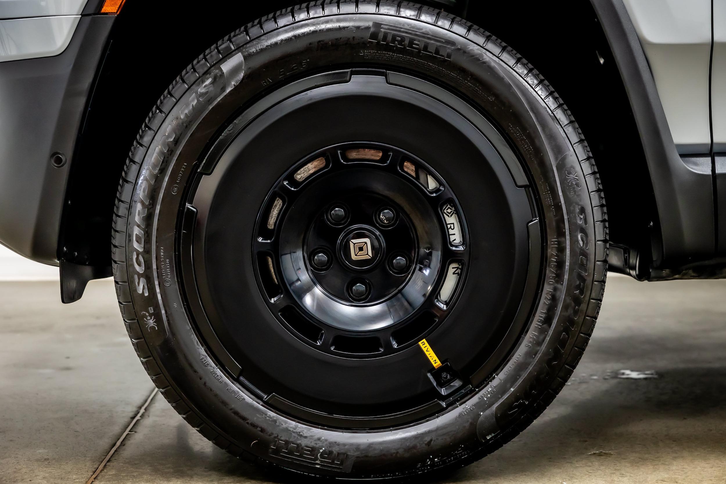 2025 Rivian R1S Adventure