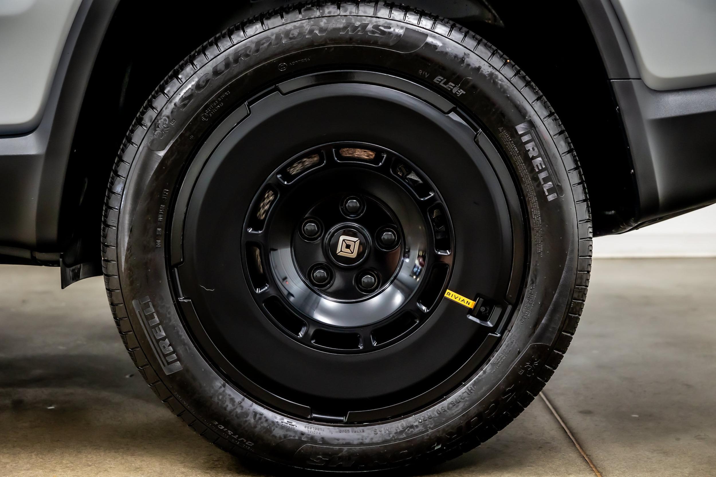 2025 Rivian R1S Adventure